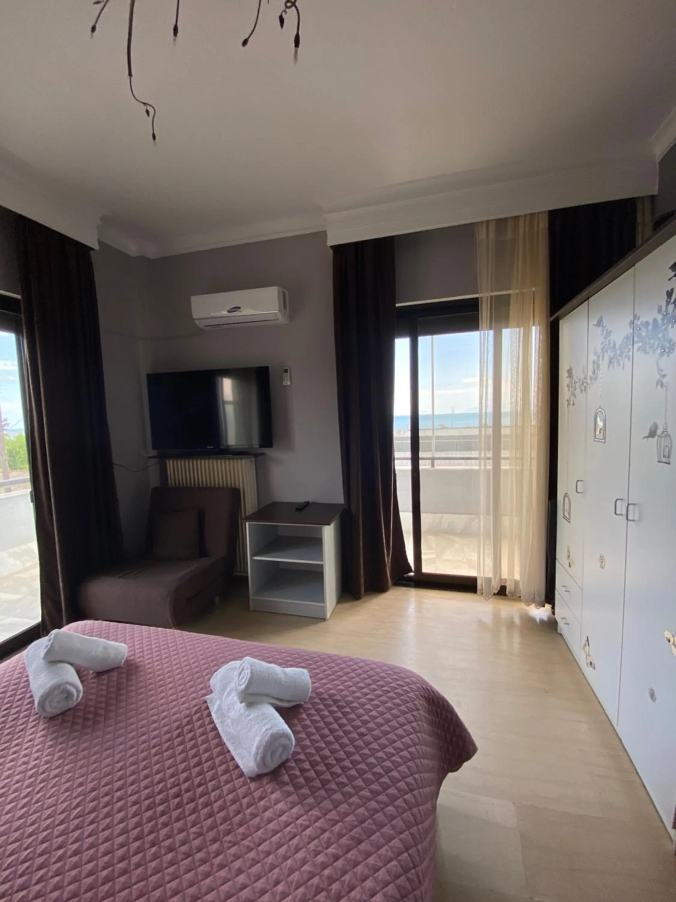 TV and multimedia, Bed in Alexander Apartments