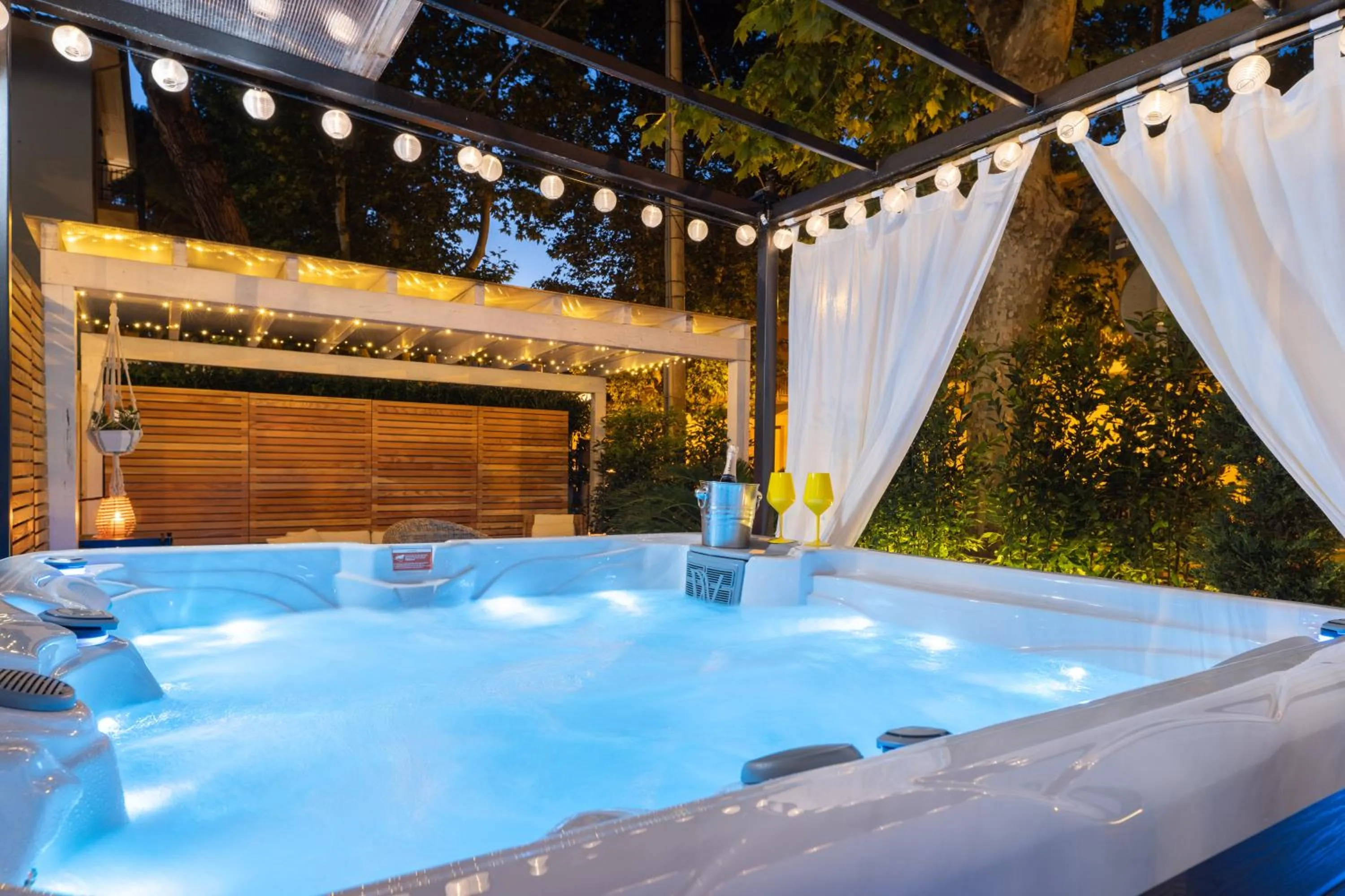 Open Air Bath in De La Ville Hotel