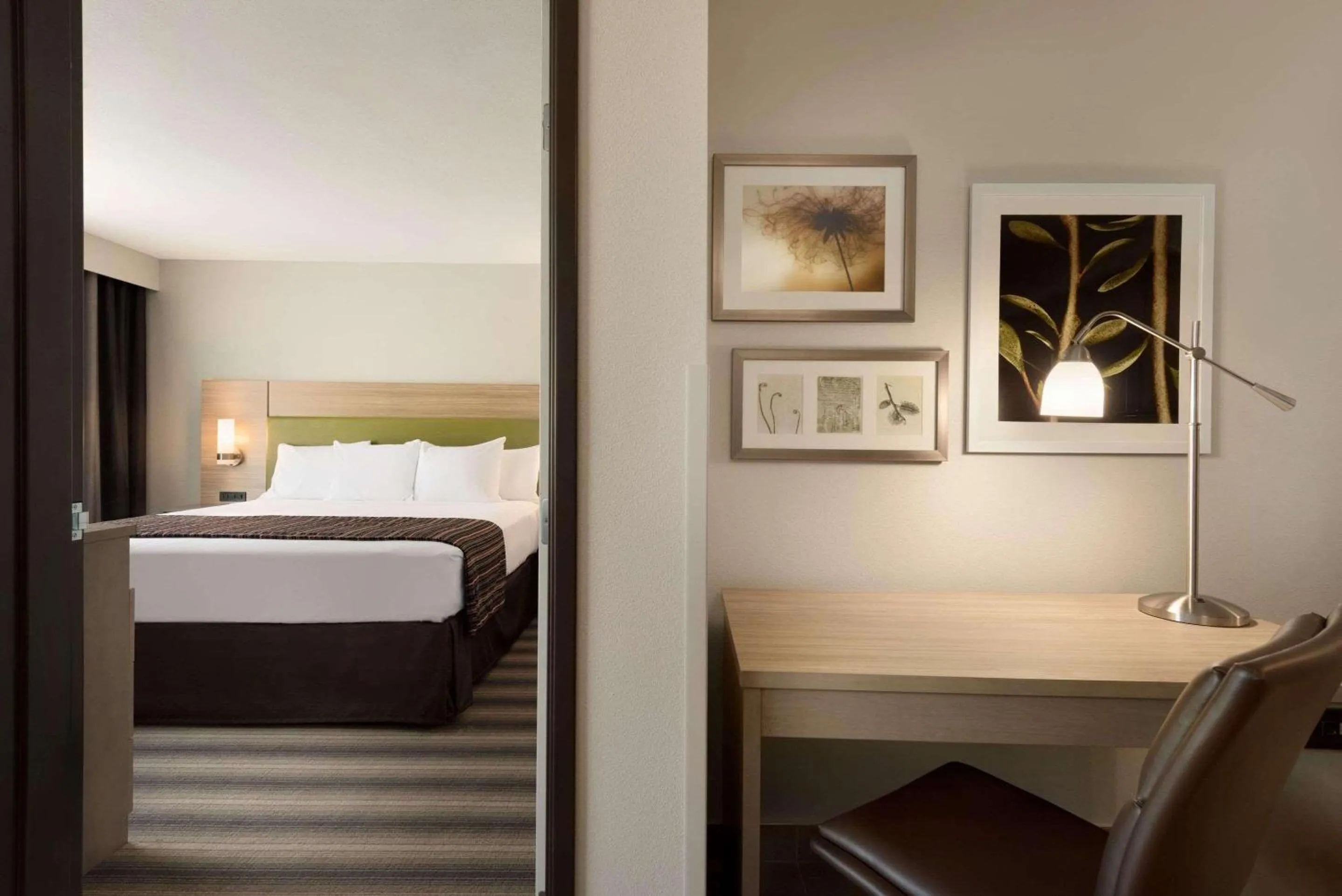 Bedroom, Bed in Country Inn & Suites by Radisson, Indianola, IA