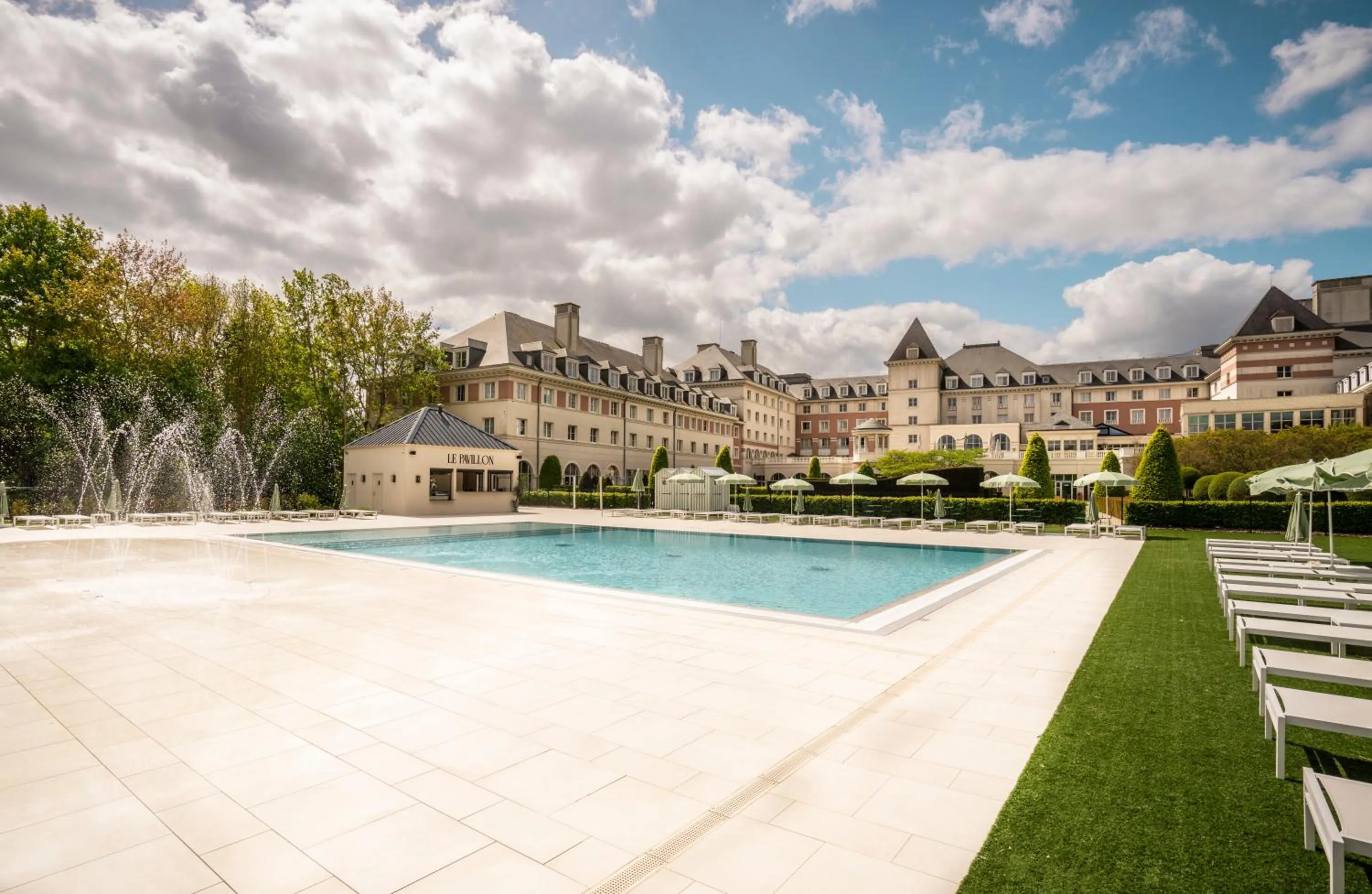 Swimming pool in Dream Castle Hotel Marne La Vallee
