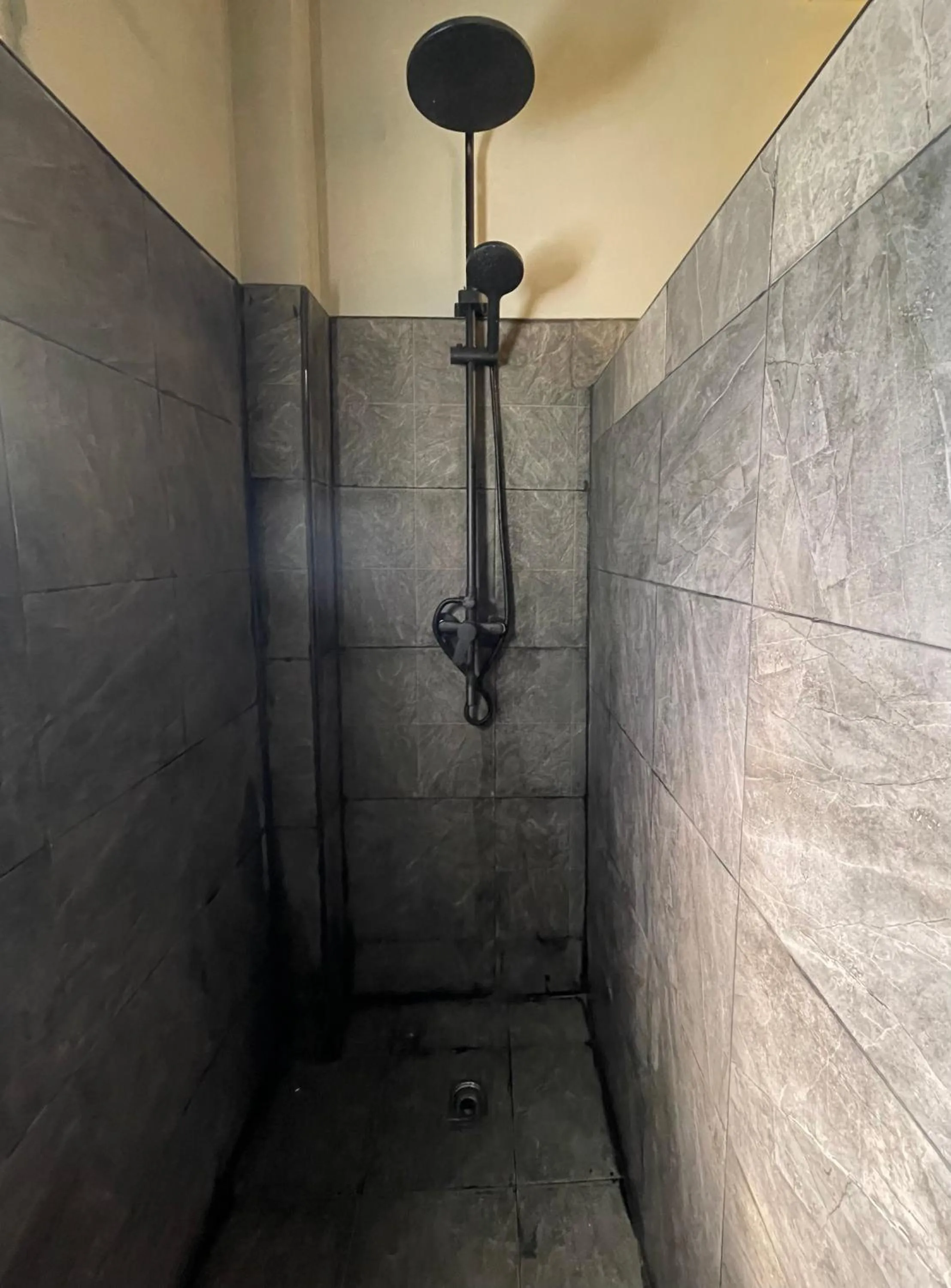 Shower in Mythai Guesthouse