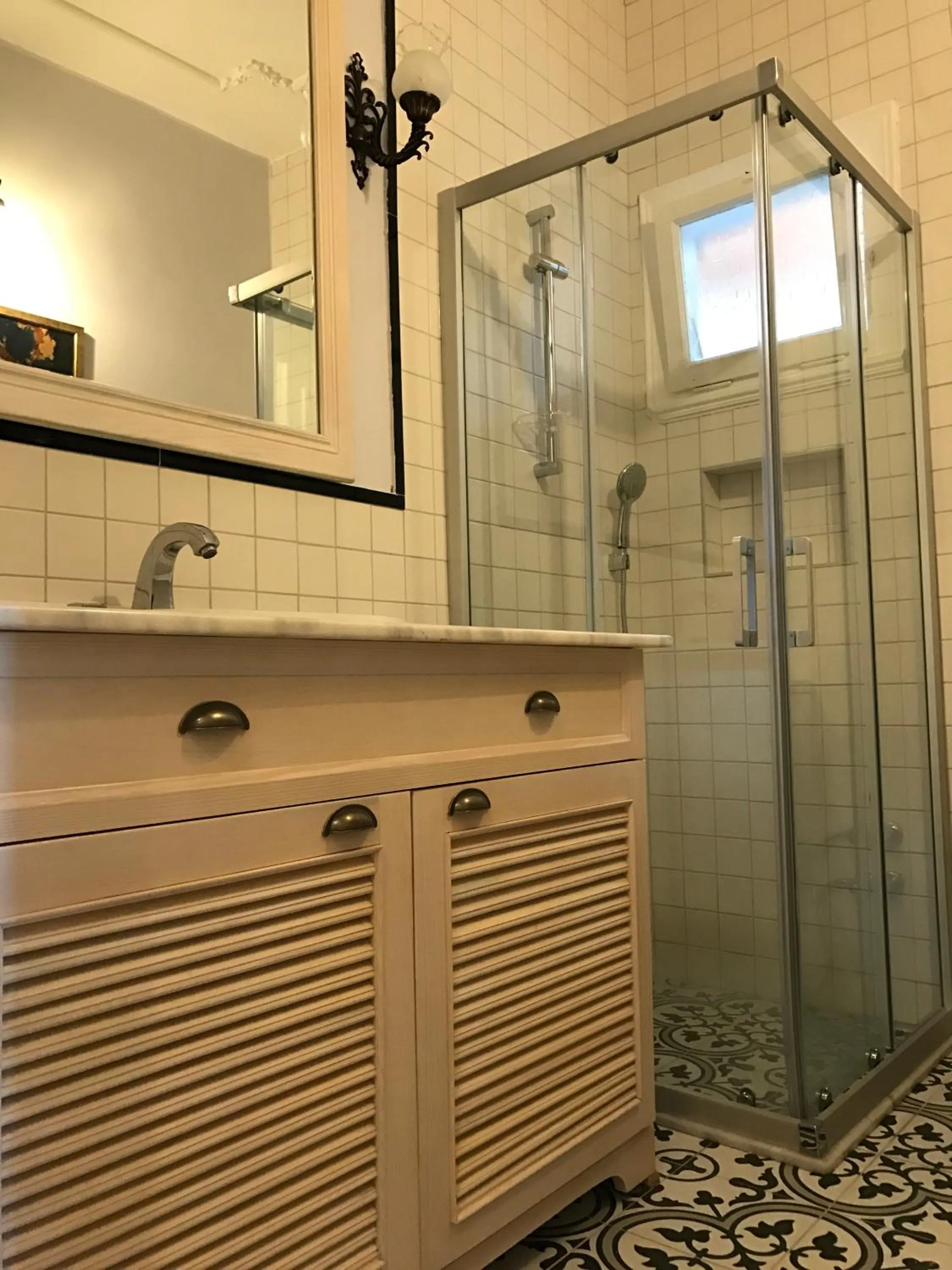 Shower in Büyük Konak İzmir