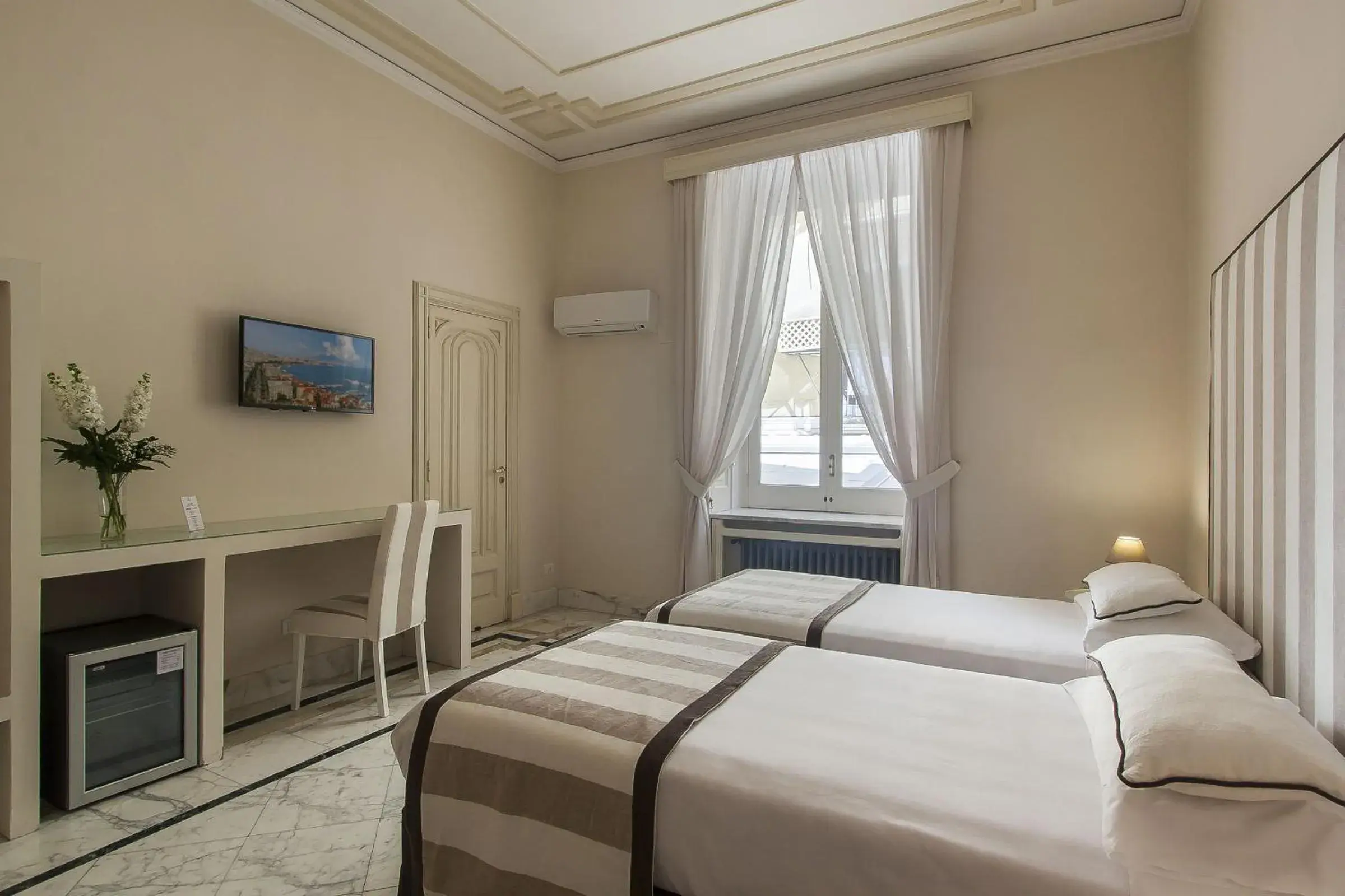 Comfort Triple Room in Palazzo Starace Comfort Triple Room in Palazzo Starace