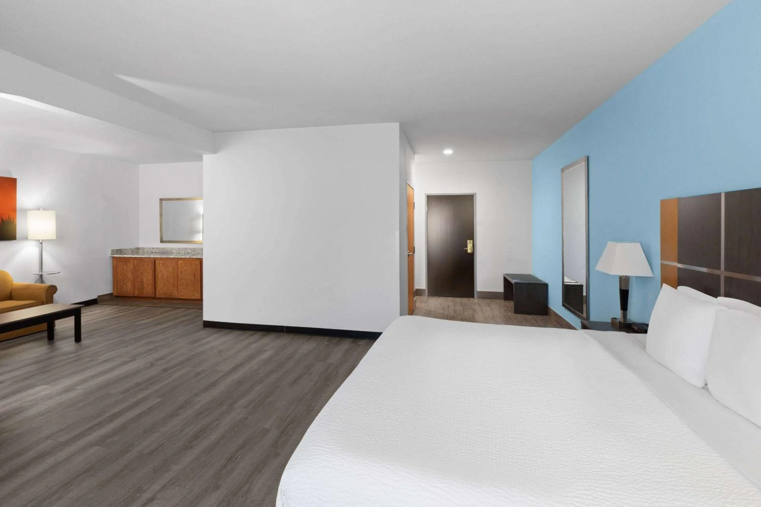 Photo of the whole room, Bed in Days Inn & Suites by Wyndham Lubbock Medical Center