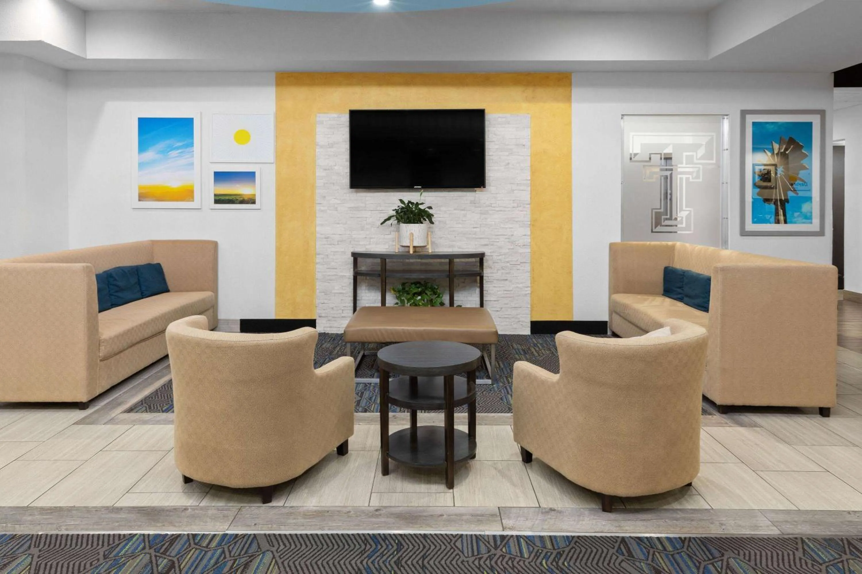 Lobby or reception in Days Inn & Suites by Wyndham Lubbock Medical Center