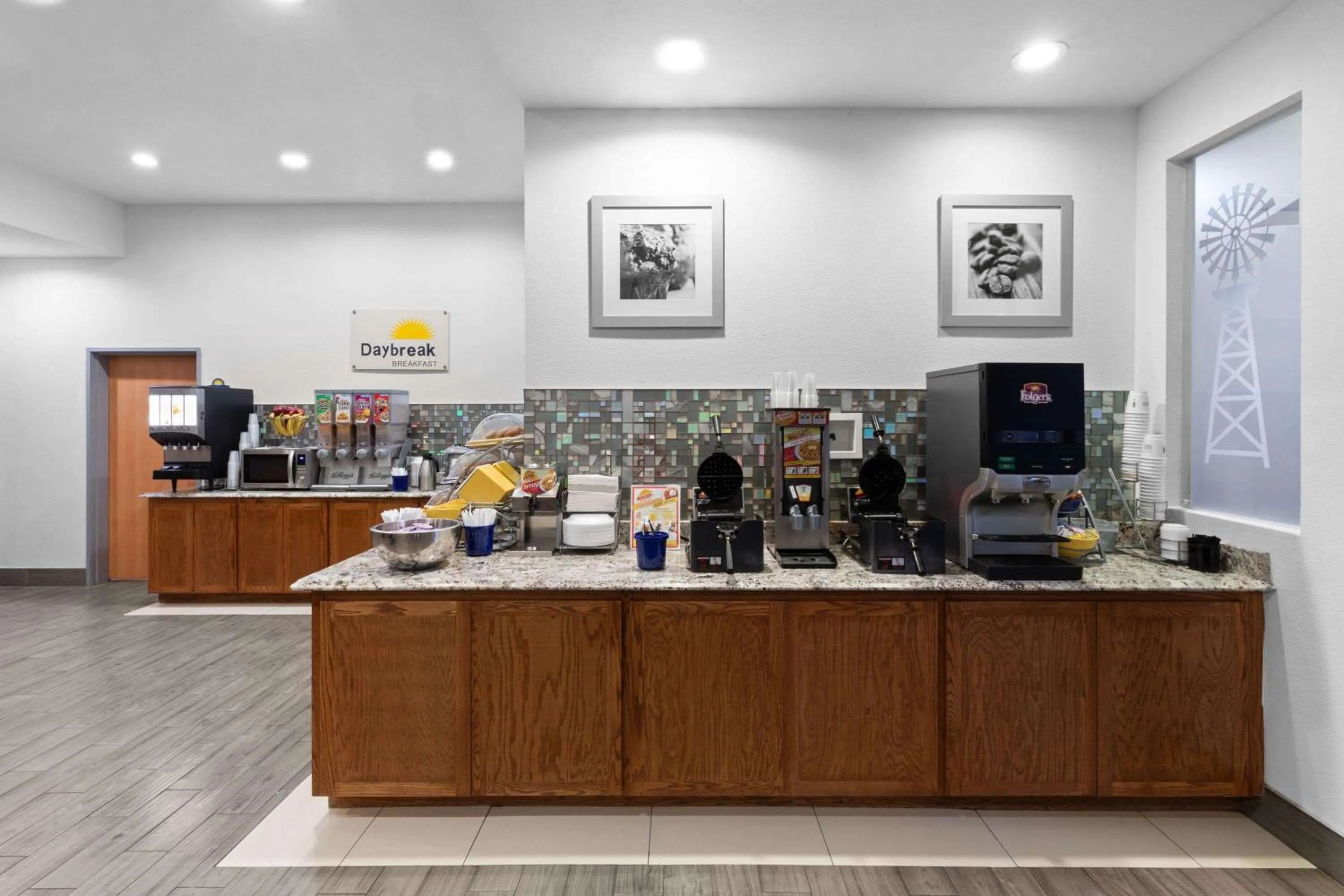 Breakfast in Days Inn & Suites by Wyndham Lubbock Medical Center