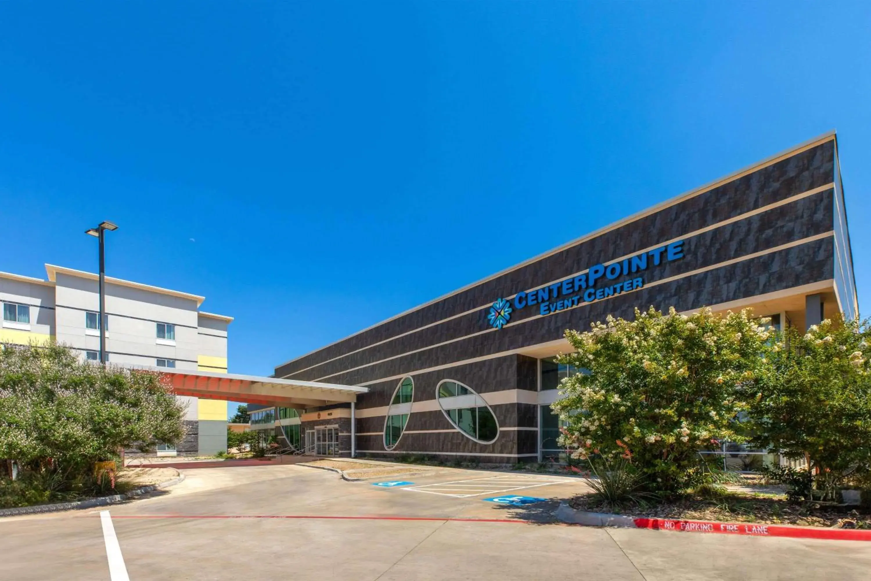 Property building in Days Inn & Suites by Wyndham Lubbock Medical Center Property building in Days Inn & Suites by Wyndham Lubbock Medical Center