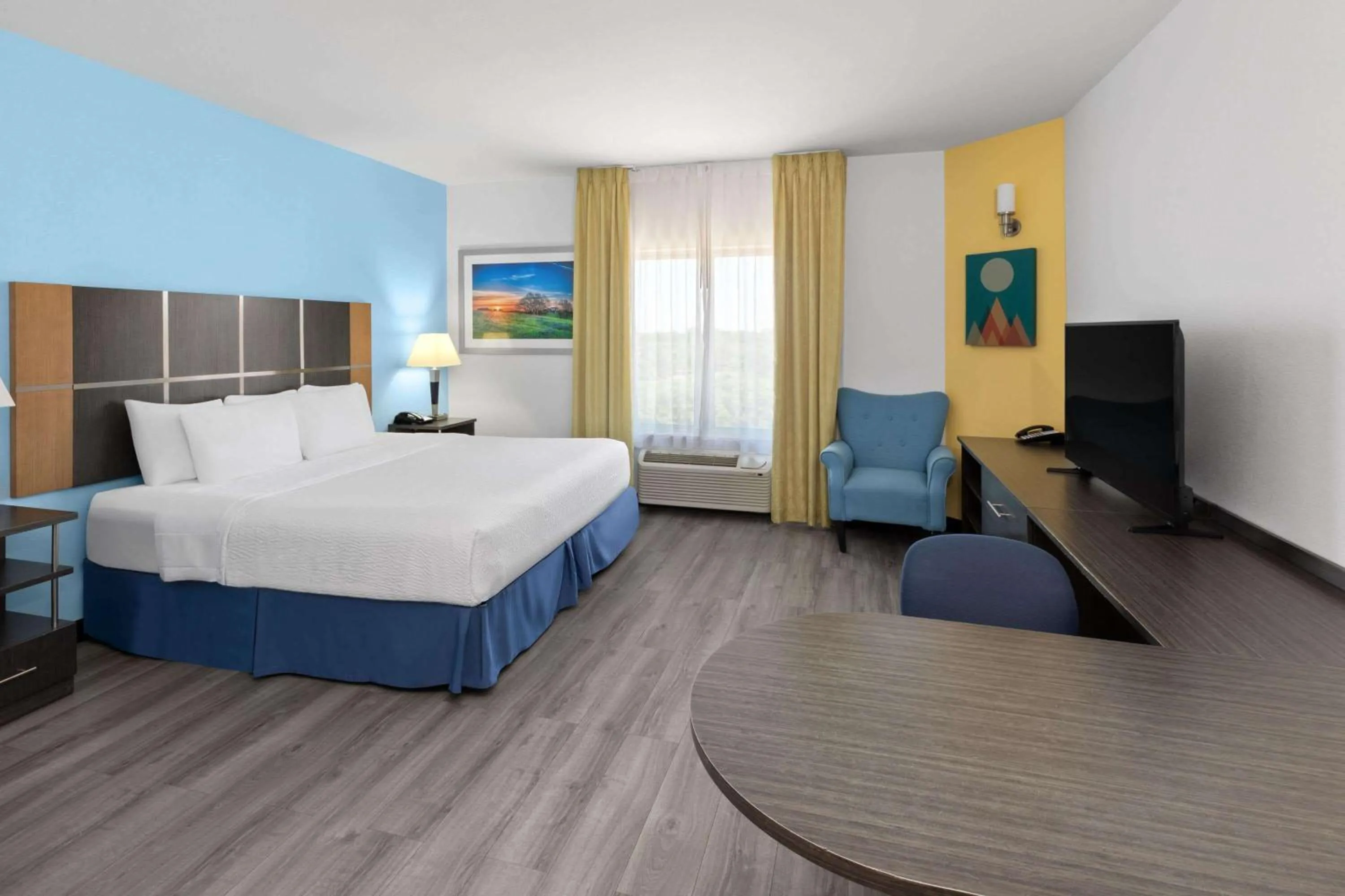 Photo of the whole room, Bed in Days Inn & Suites by Wyndham Lubbock Medical Center
