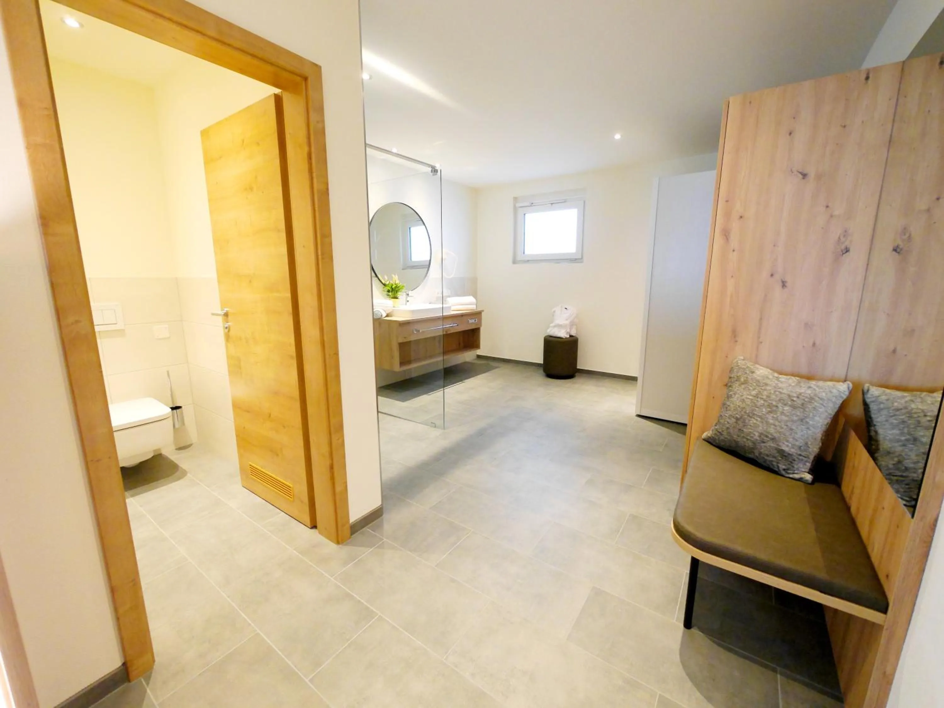 Bathroom, Bed in Berghotel Zollersteighof