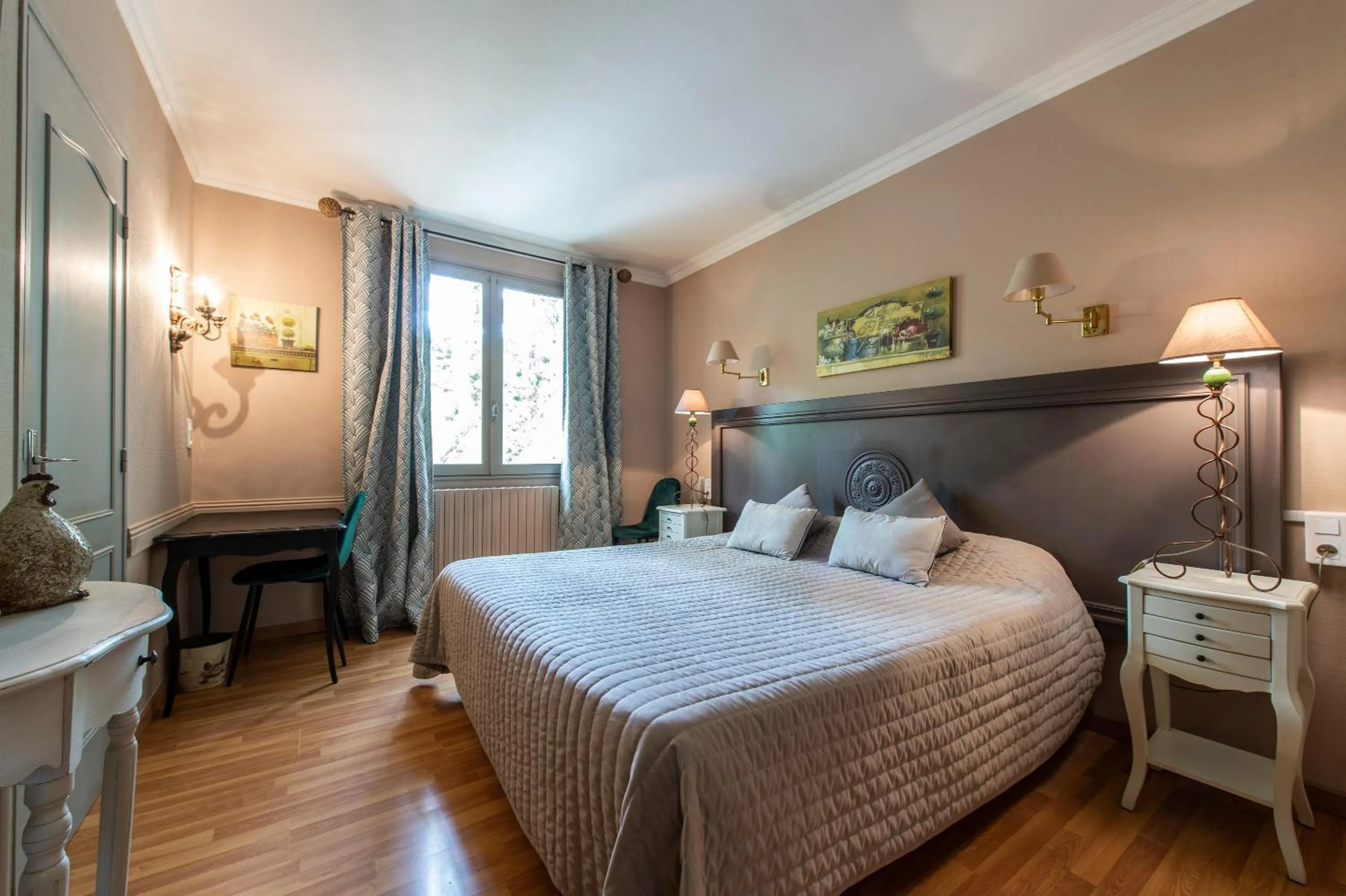 Property building, Bed in Les Florets