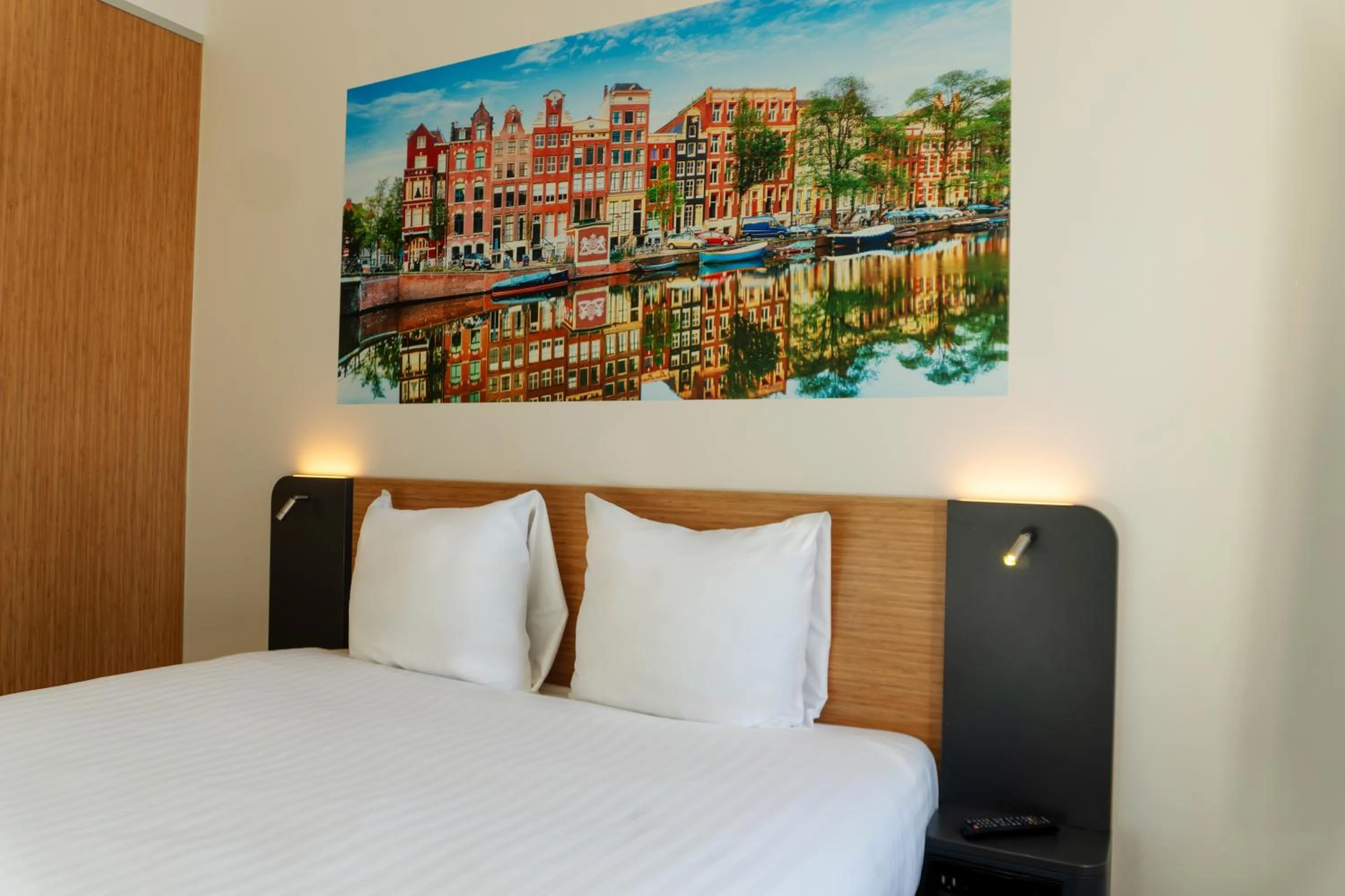 Bed in easyHotel Amsterdam Zaandam