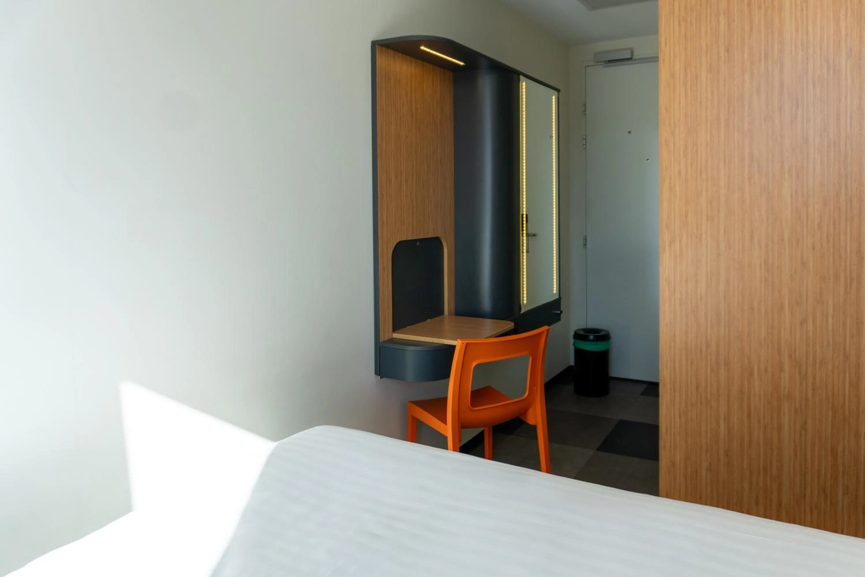 Bed in easyHotel Amsterdam Zaandam