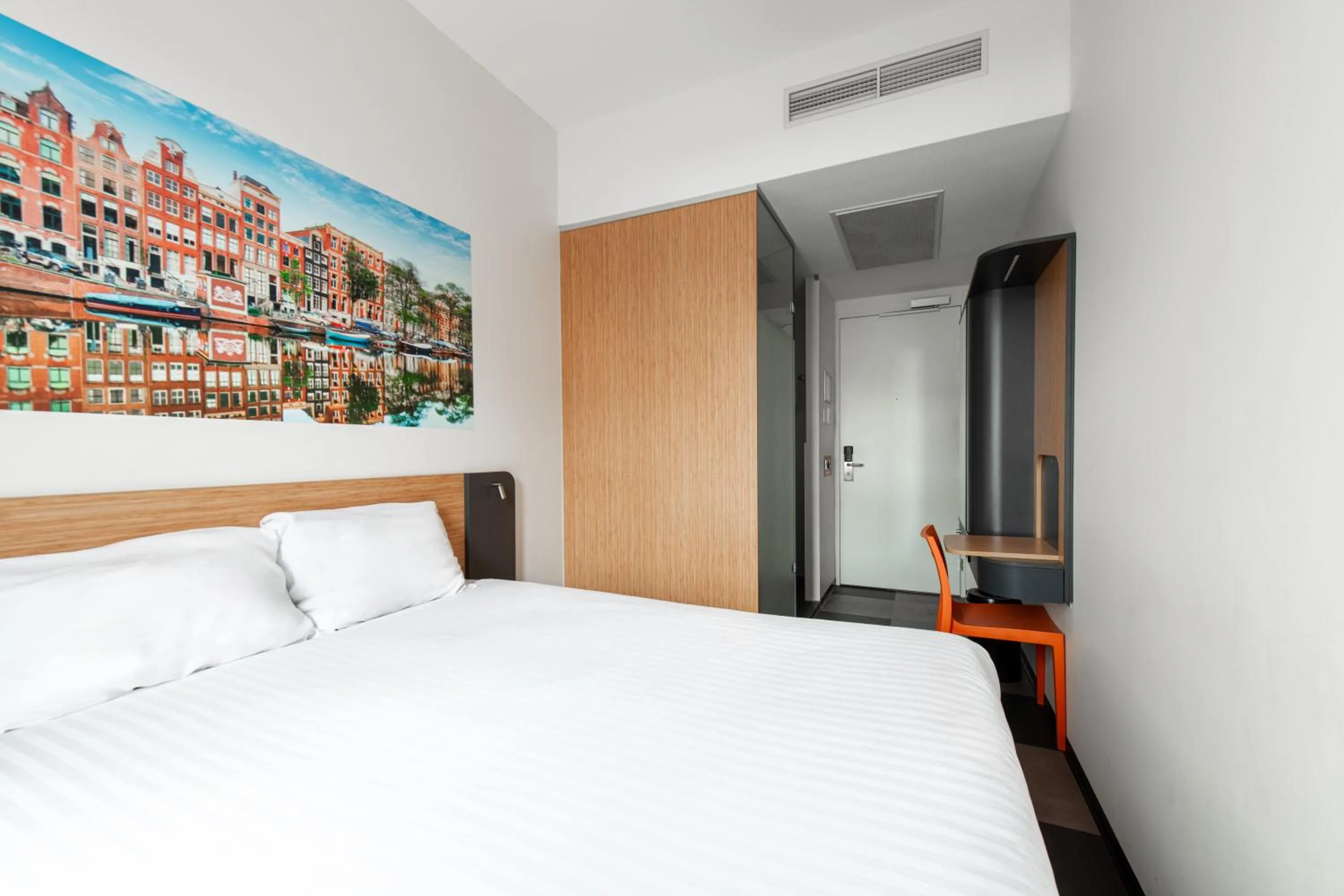 Bed in easyHotel Amsterdam Zaandam