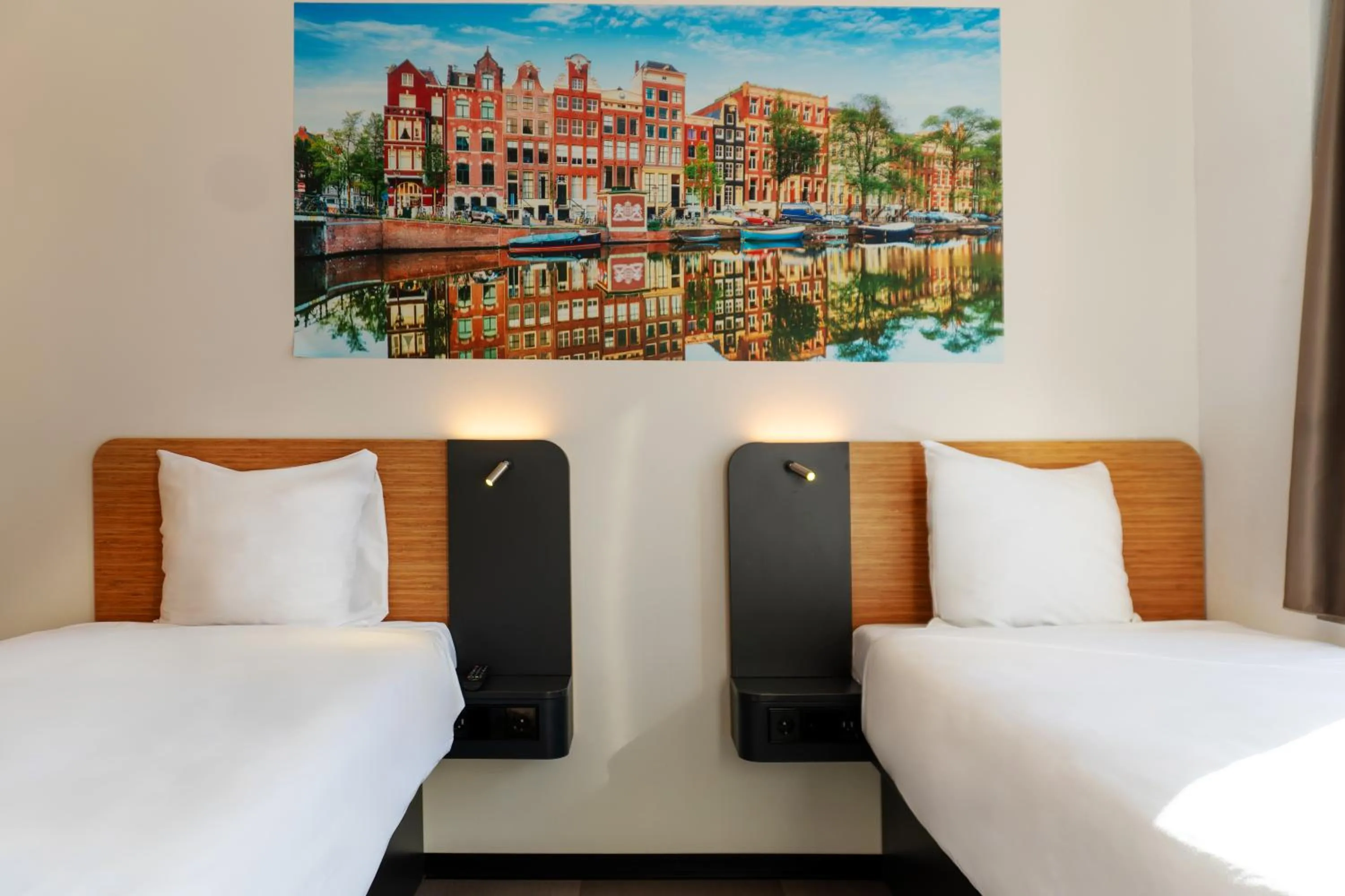 Bed in easyHotel Amsterdam Zaandam