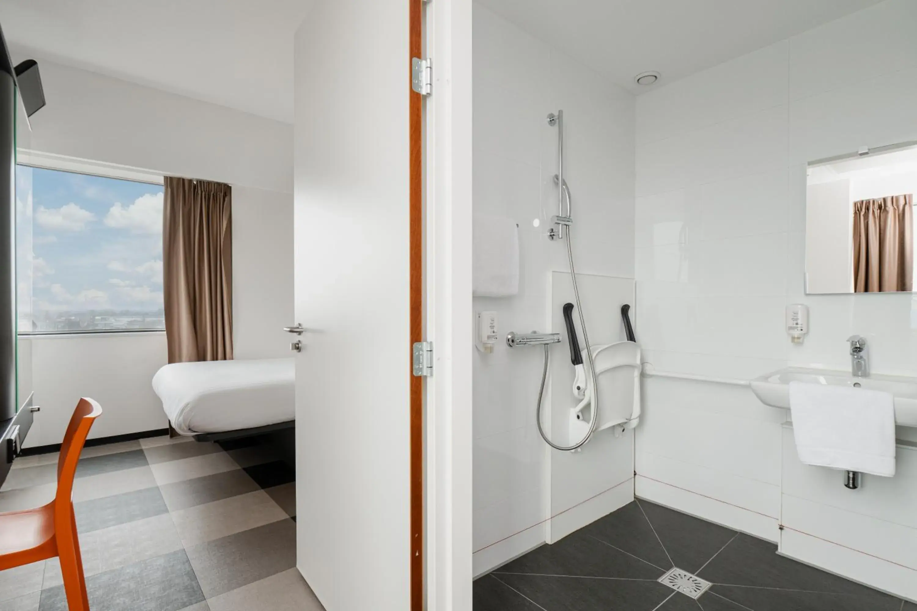 Bathroom, Bed in easyHotel Amsterdam Zaandam Bathroom, Bed in easyHotel Amsterdam Zaandam