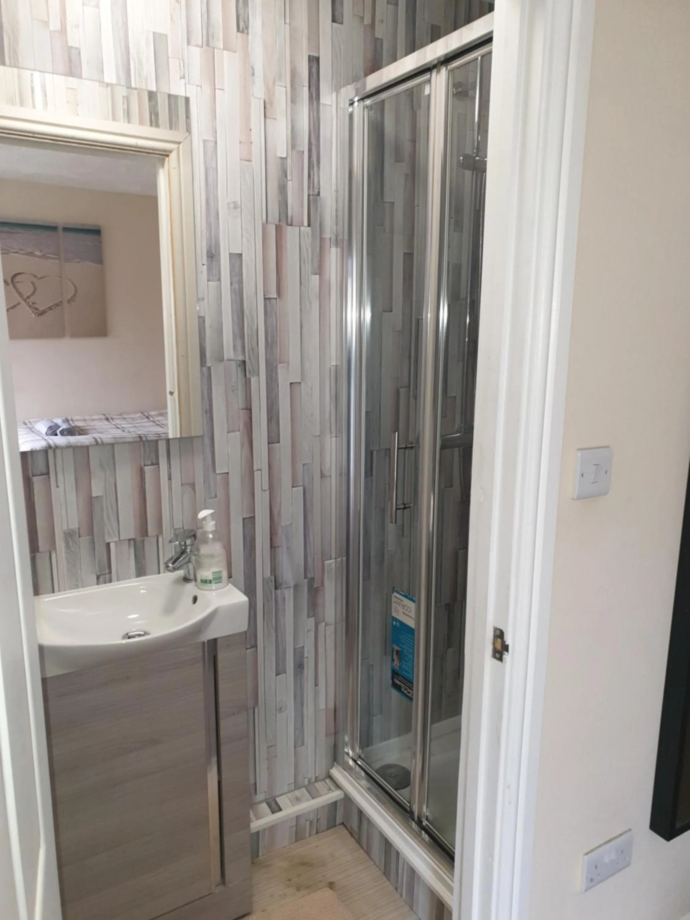 Twin Room with Ensuite Bathroom in The Peacock Inn