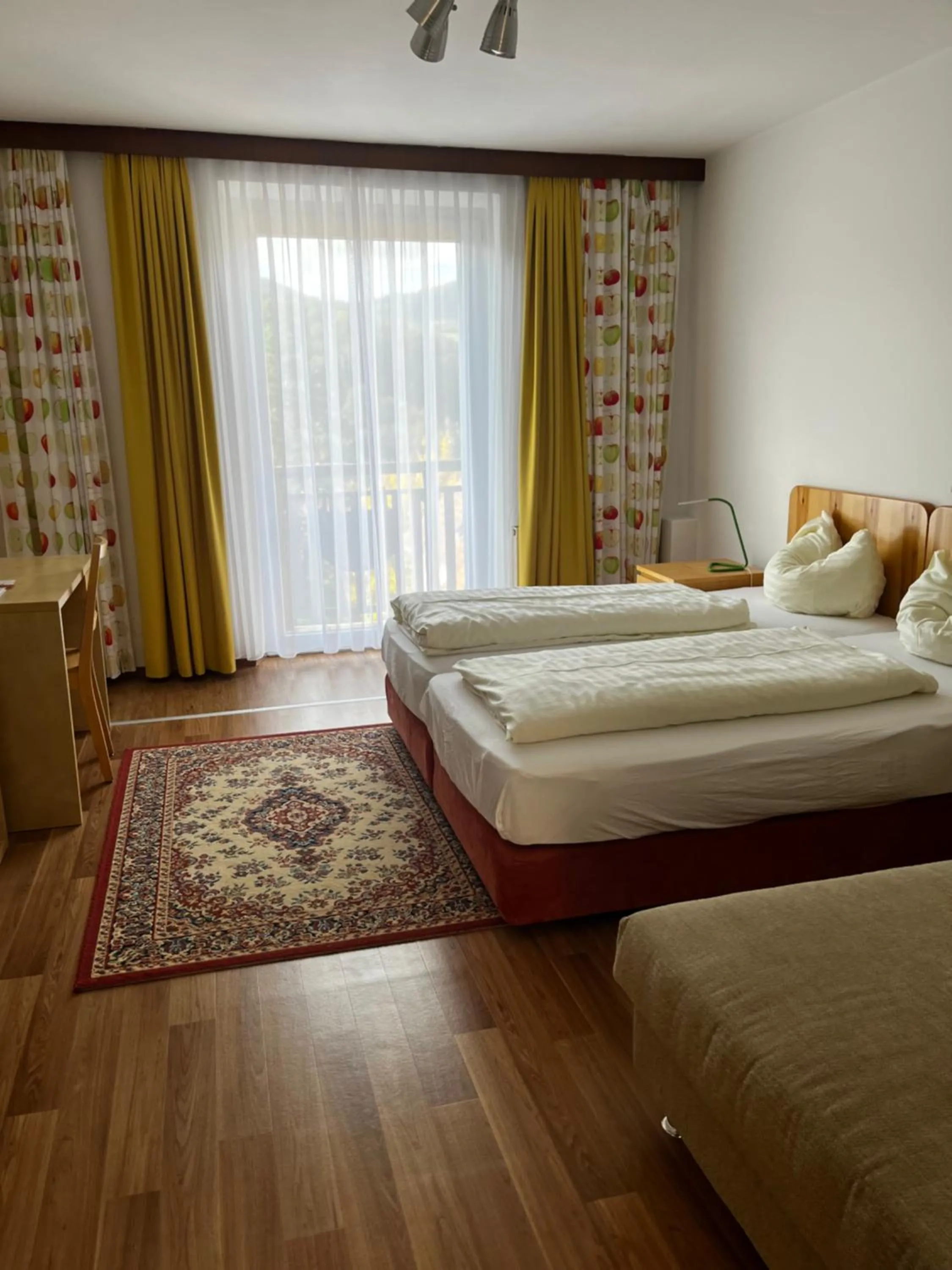 Photo of the whole room, Bed in Apfelwirt