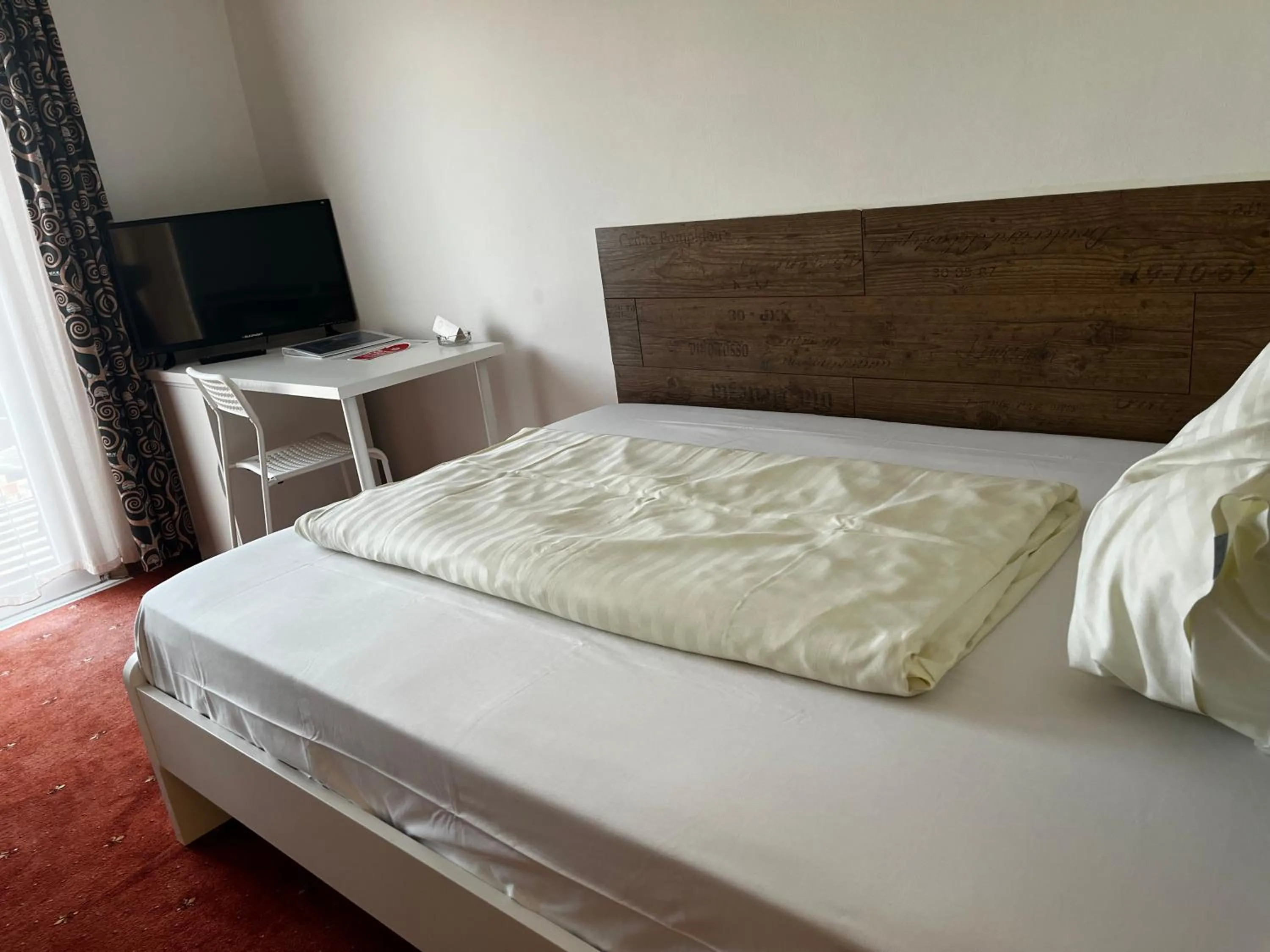 Photo of the whole room, Bed in Apfelwirt
