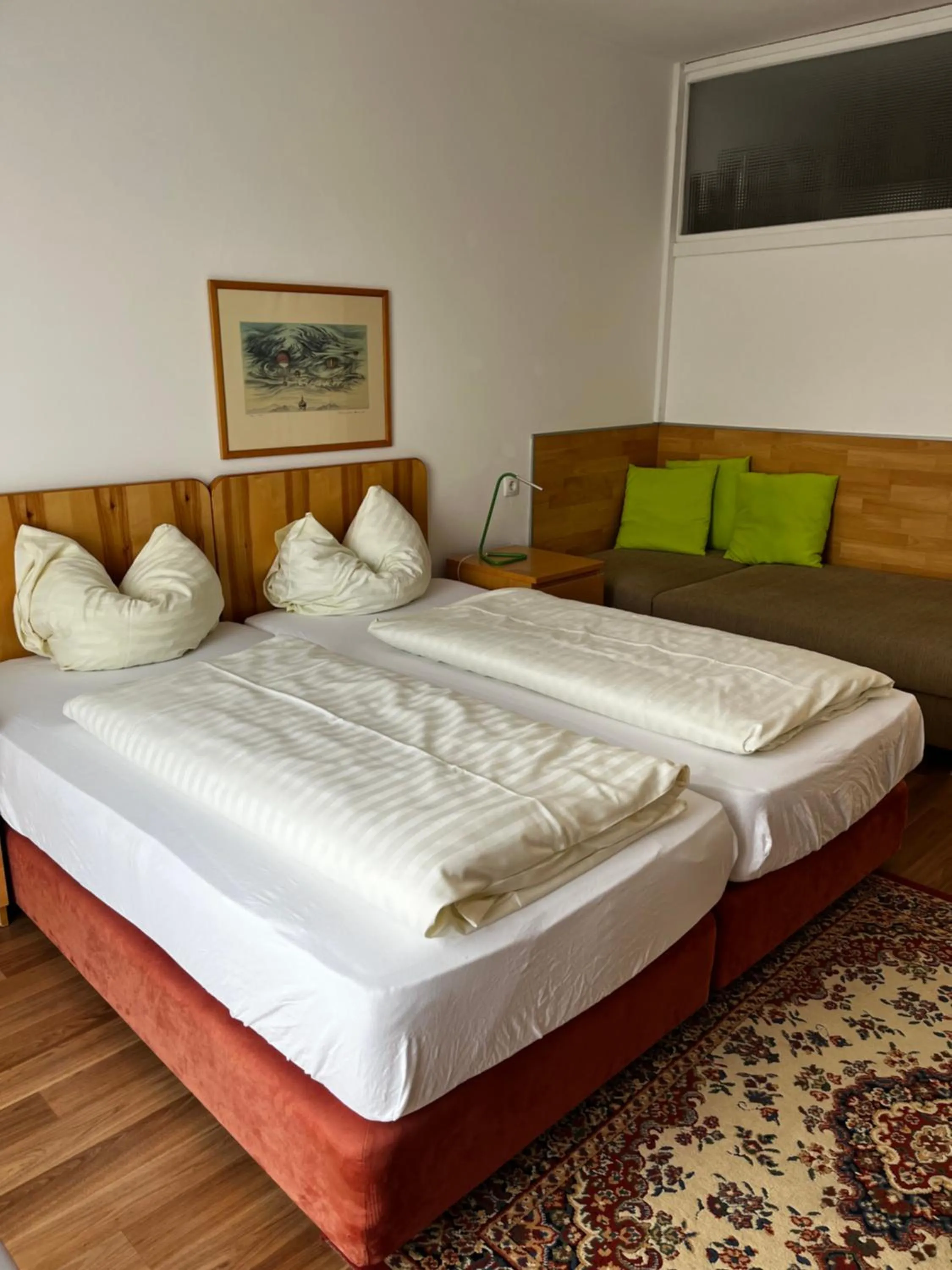 Photo of the whole room, Bed in Apfelwirt