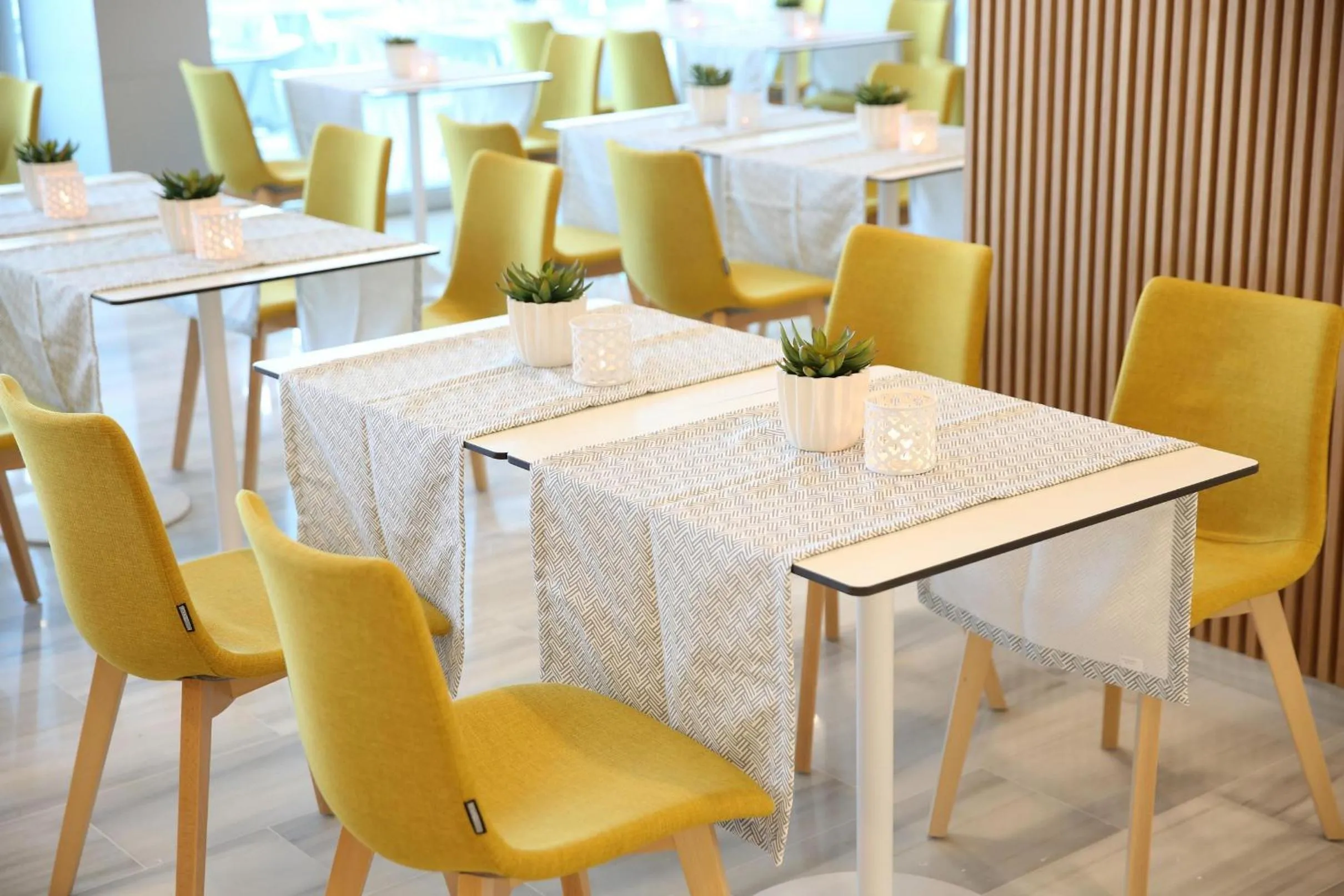 Restaurant/places to eat in Santa Monica Suites Hotel