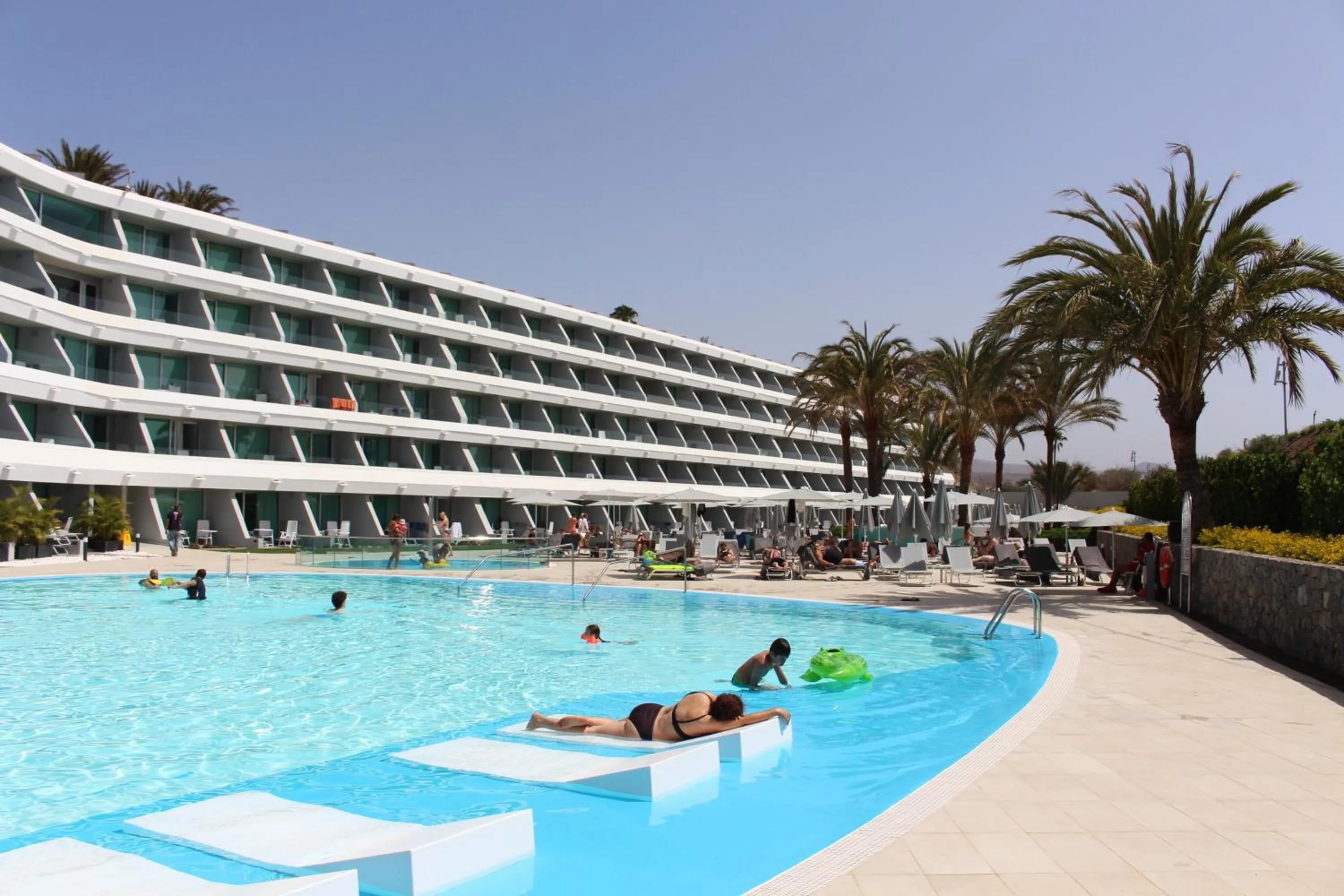 Property building in Santa Monica Suites Hotel