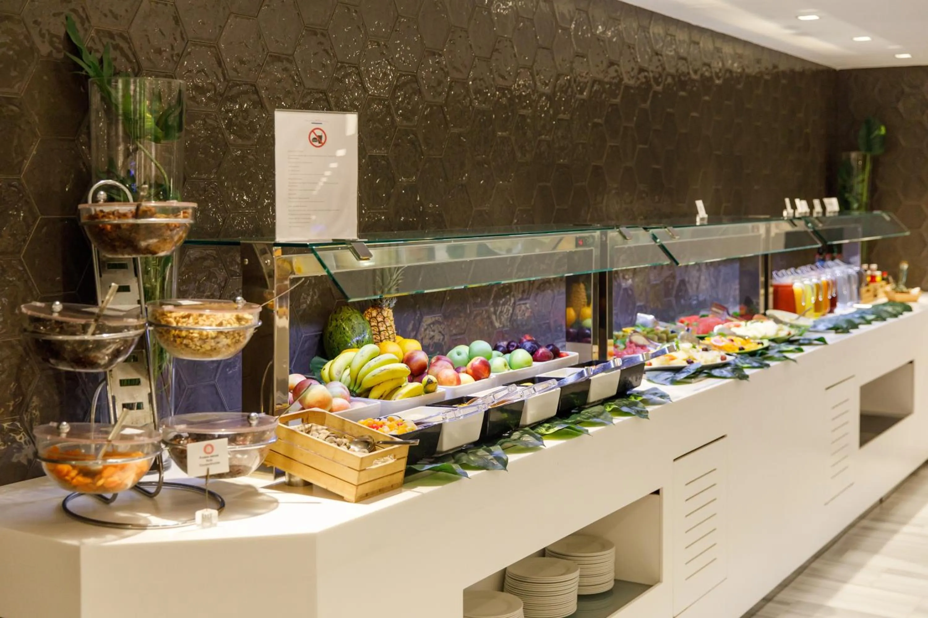 Buffet breakfast in Santa Monica Suites Hotel