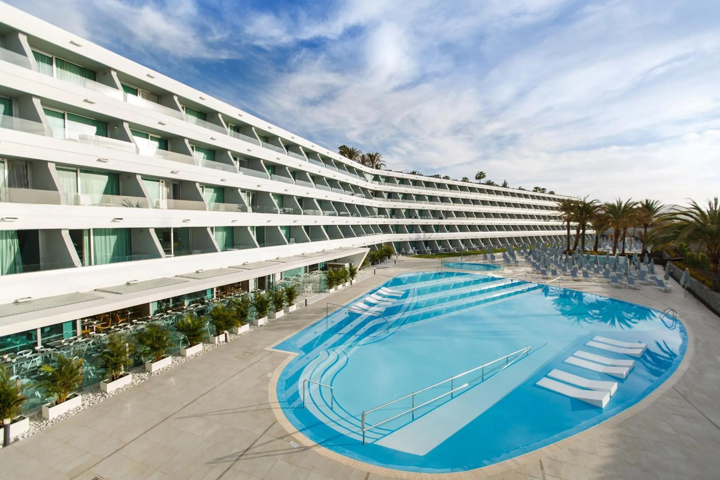 Swimming pool in Santa Monica Suites Hotel