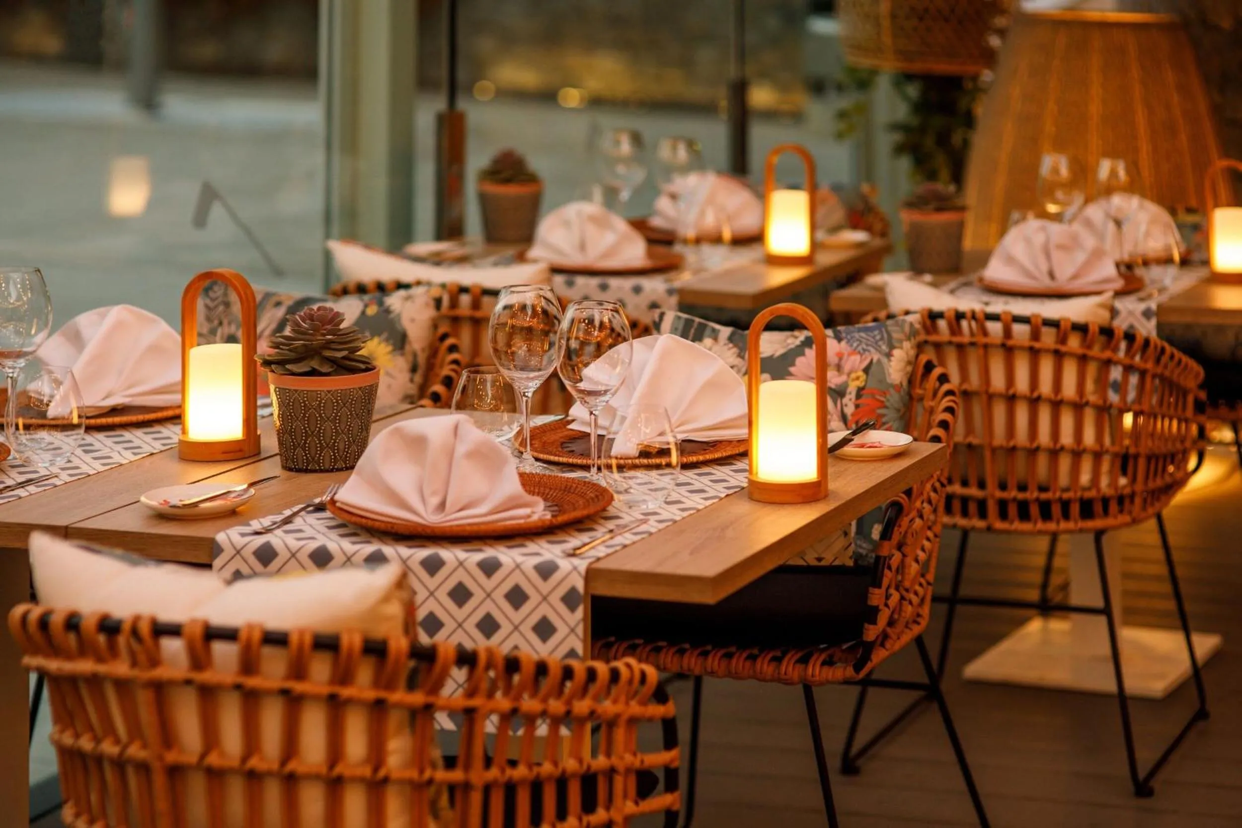 Restaurant/places to eat in Santa Monica Suites Hotel