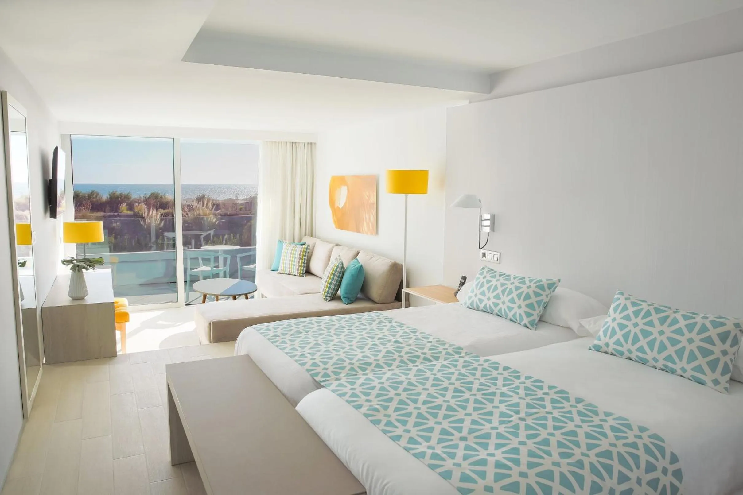 Photo of the whole room, Bed in Santa Monica Suites Hotel