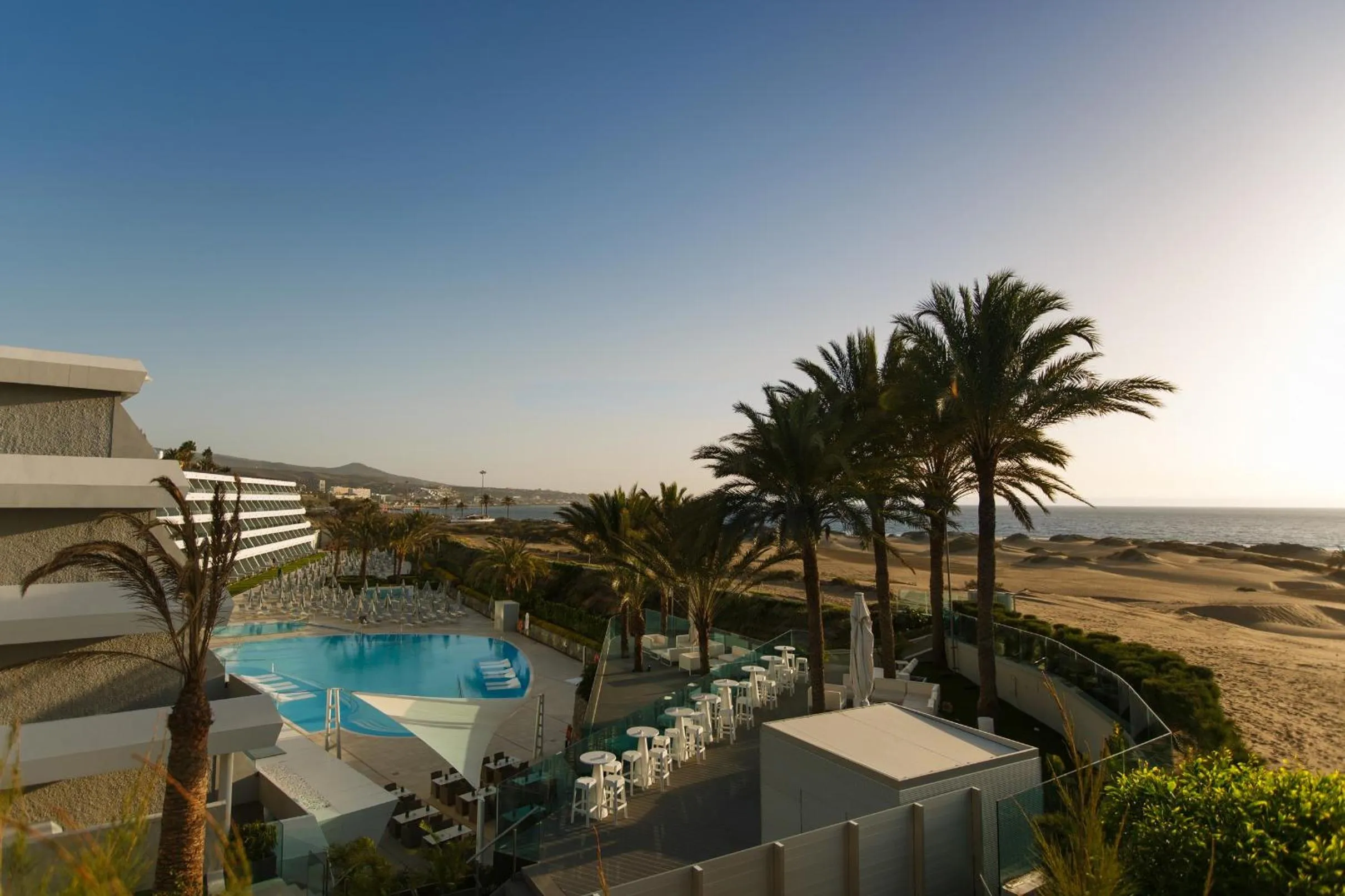 Swimming pool in Santa Monica Suites Hotel