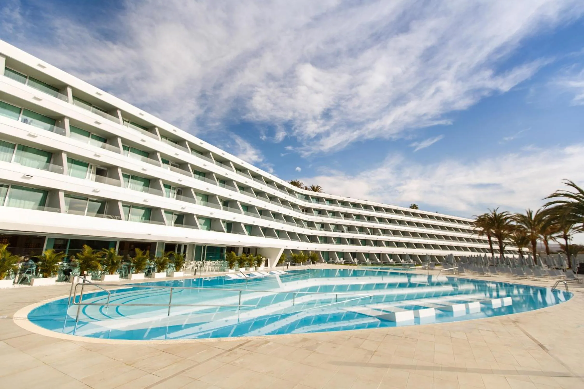 Swimming pool in Santa Monica Suites Hotel