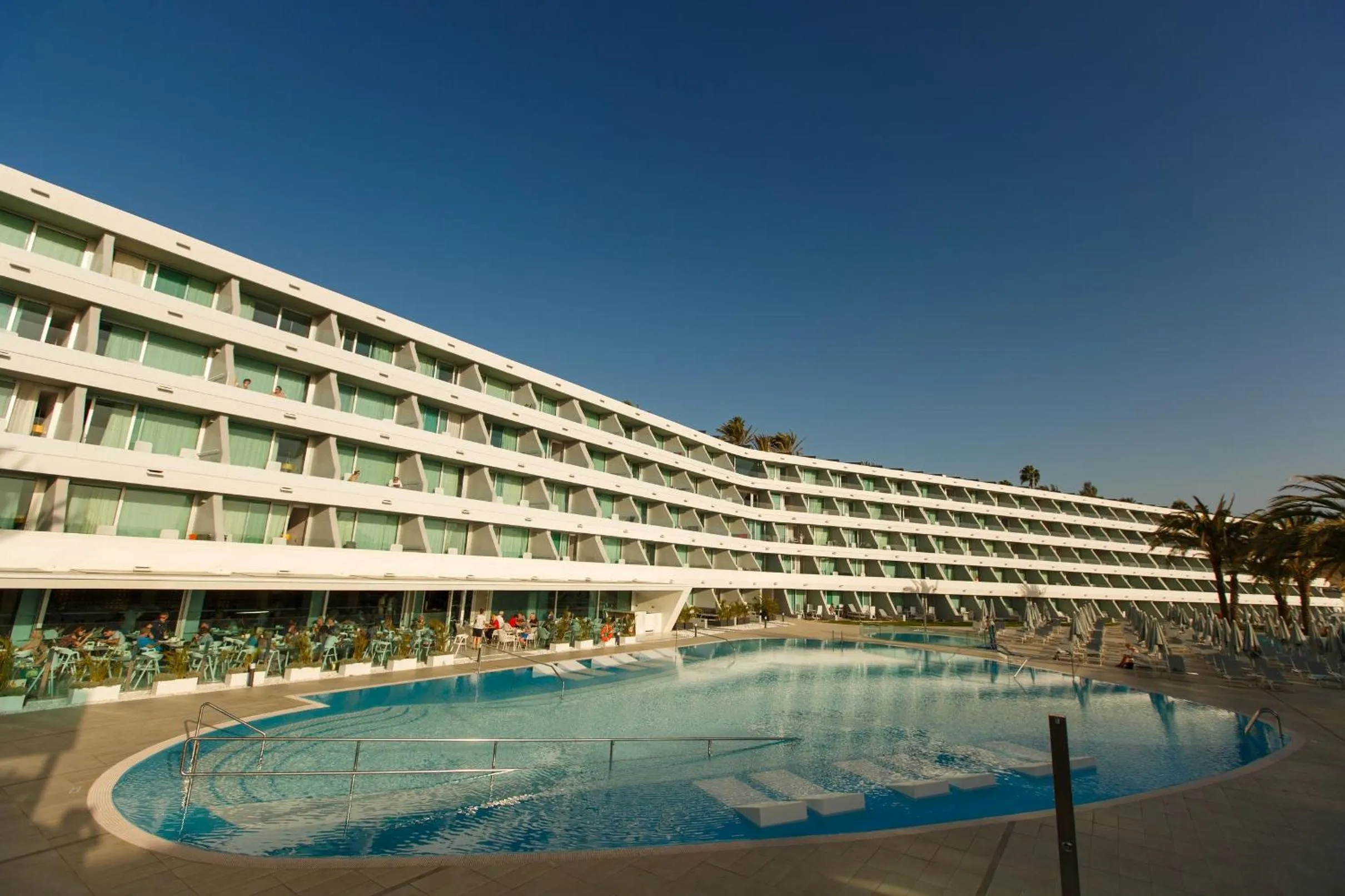 Property building in Santa Monica Suites Hotel