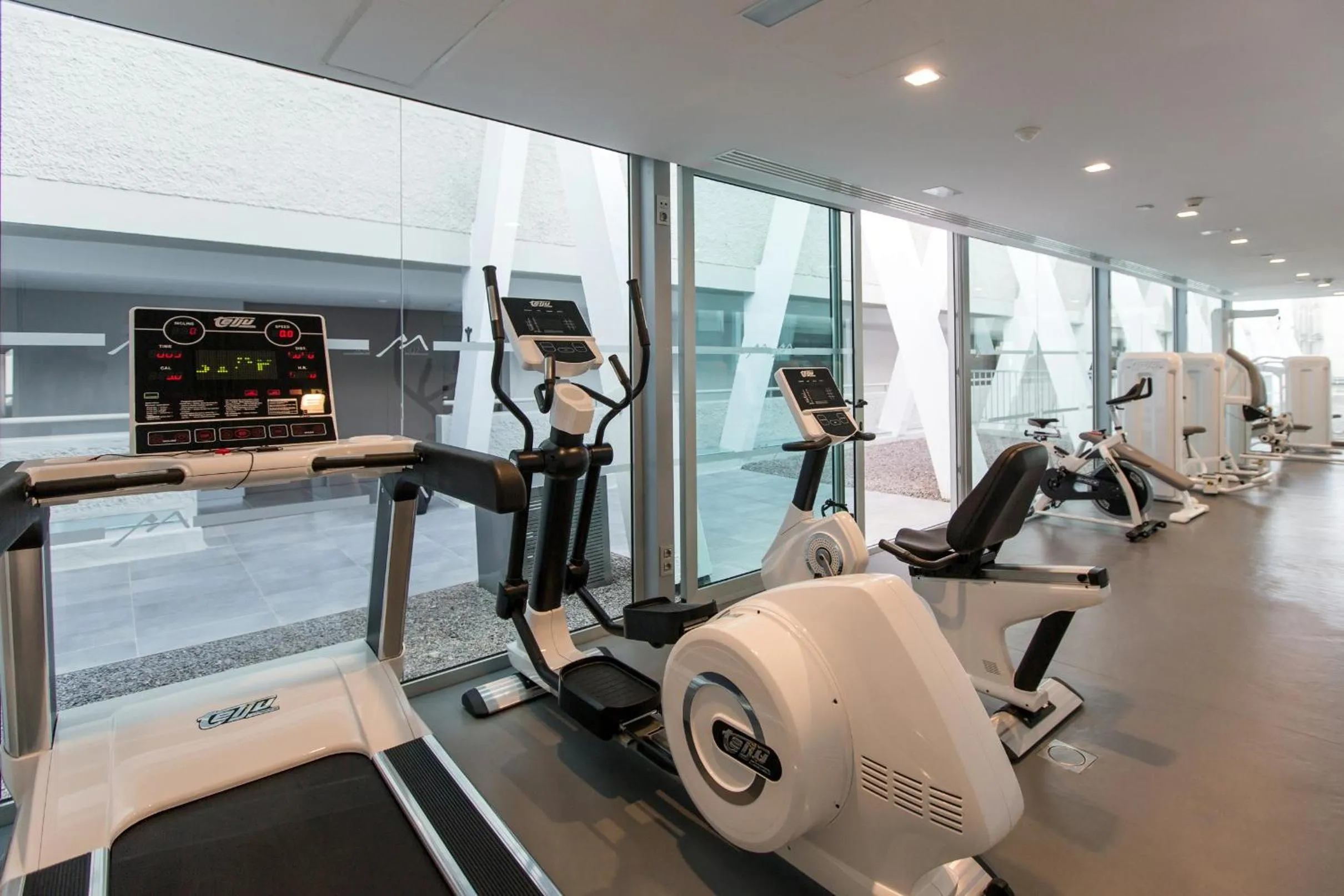 Fitness centre/facilities in Santa Monica Suites Hotel