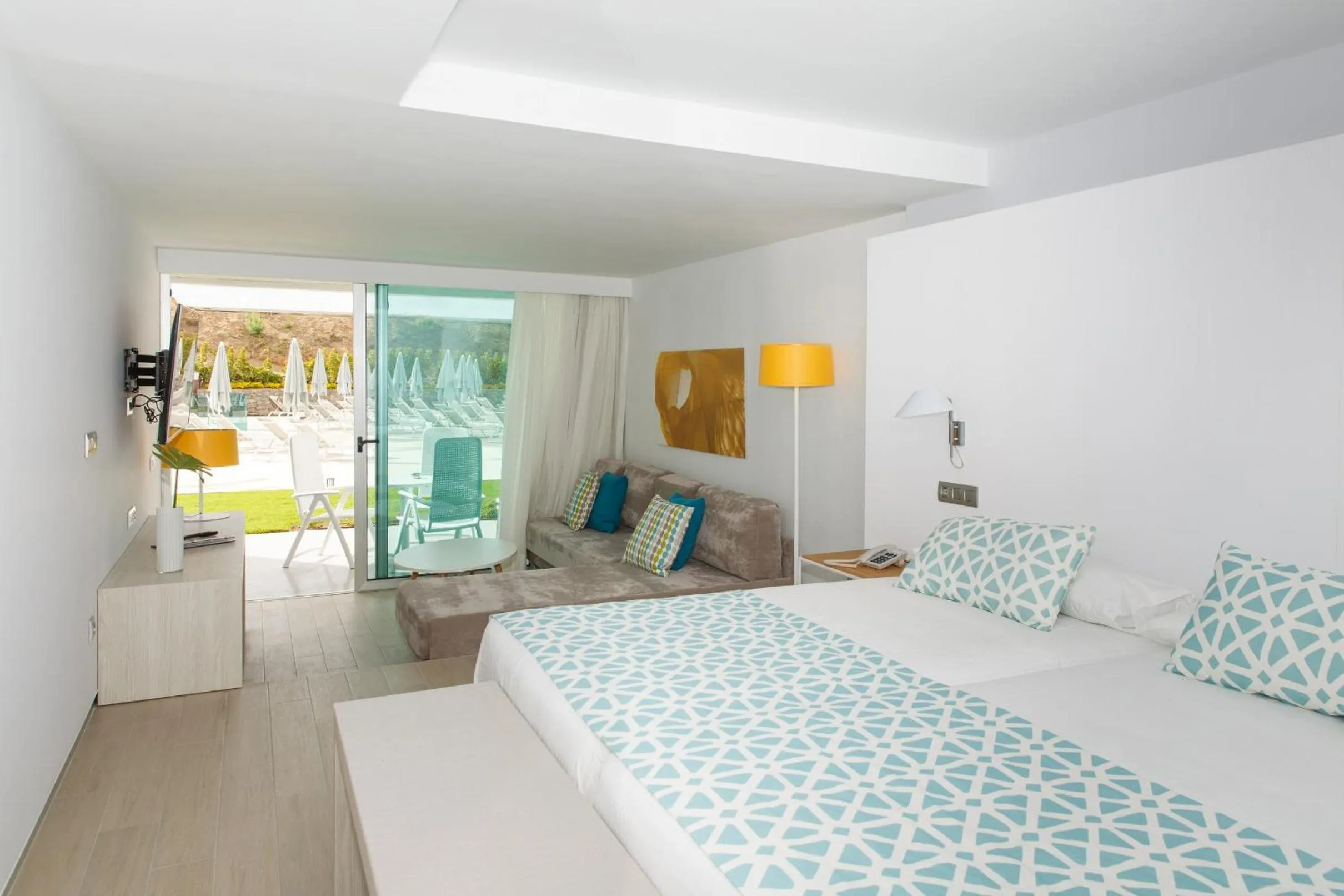 Photo of the whole room, Bed in Santa Monica Suites Hotel