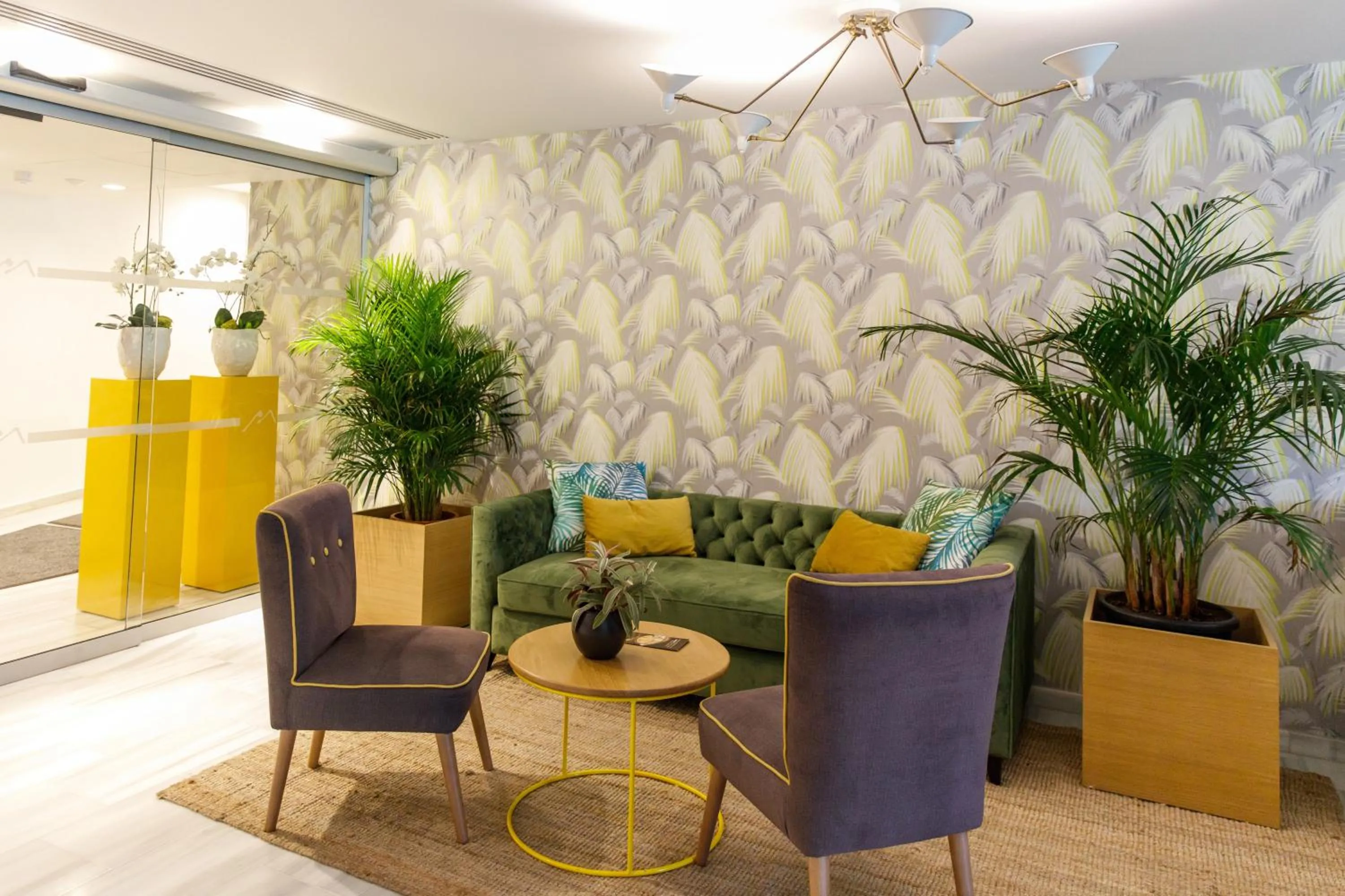 Lounge or bar in Santa Monica Suites Hotel