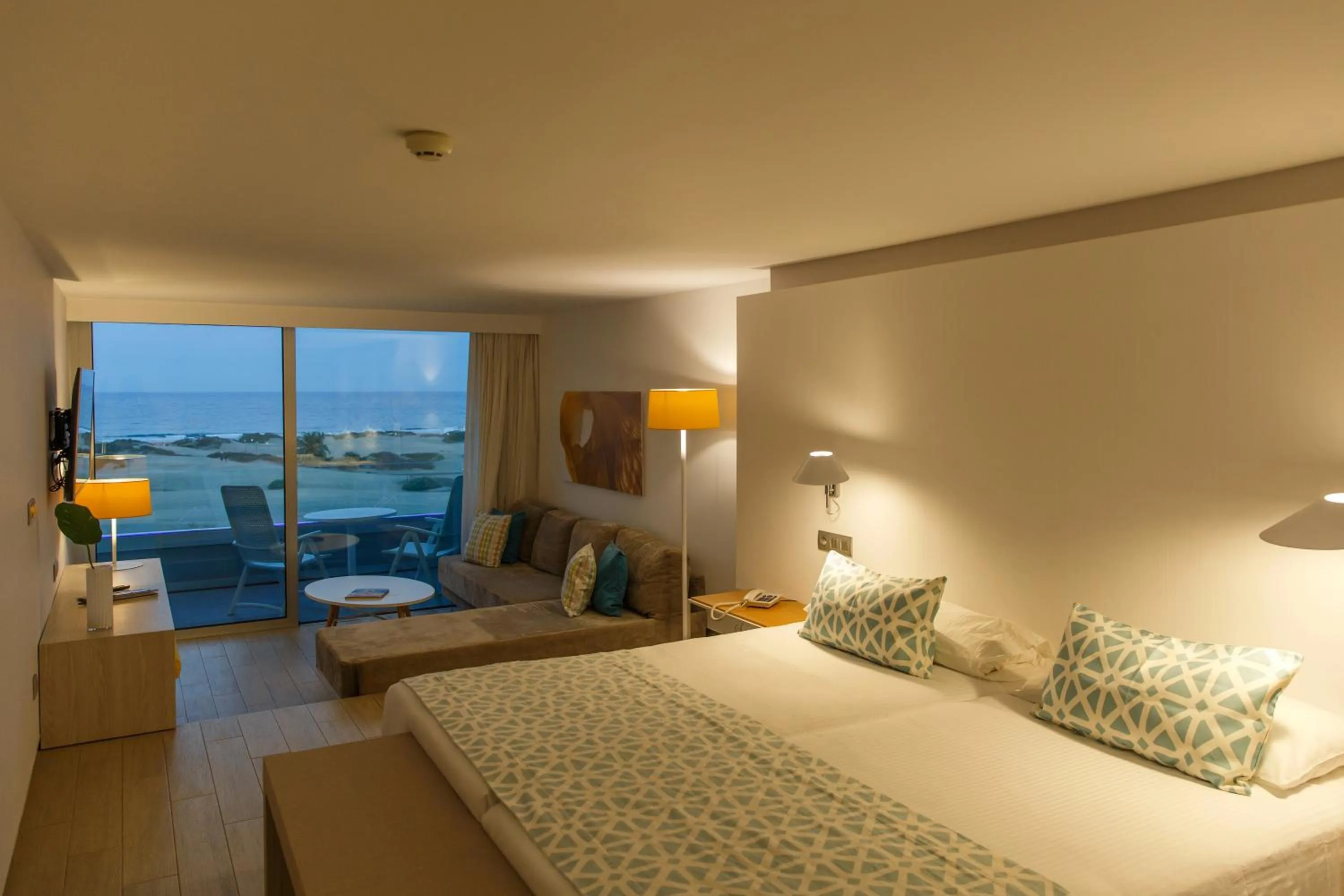 Bed in Santa Monica Suites Hotel