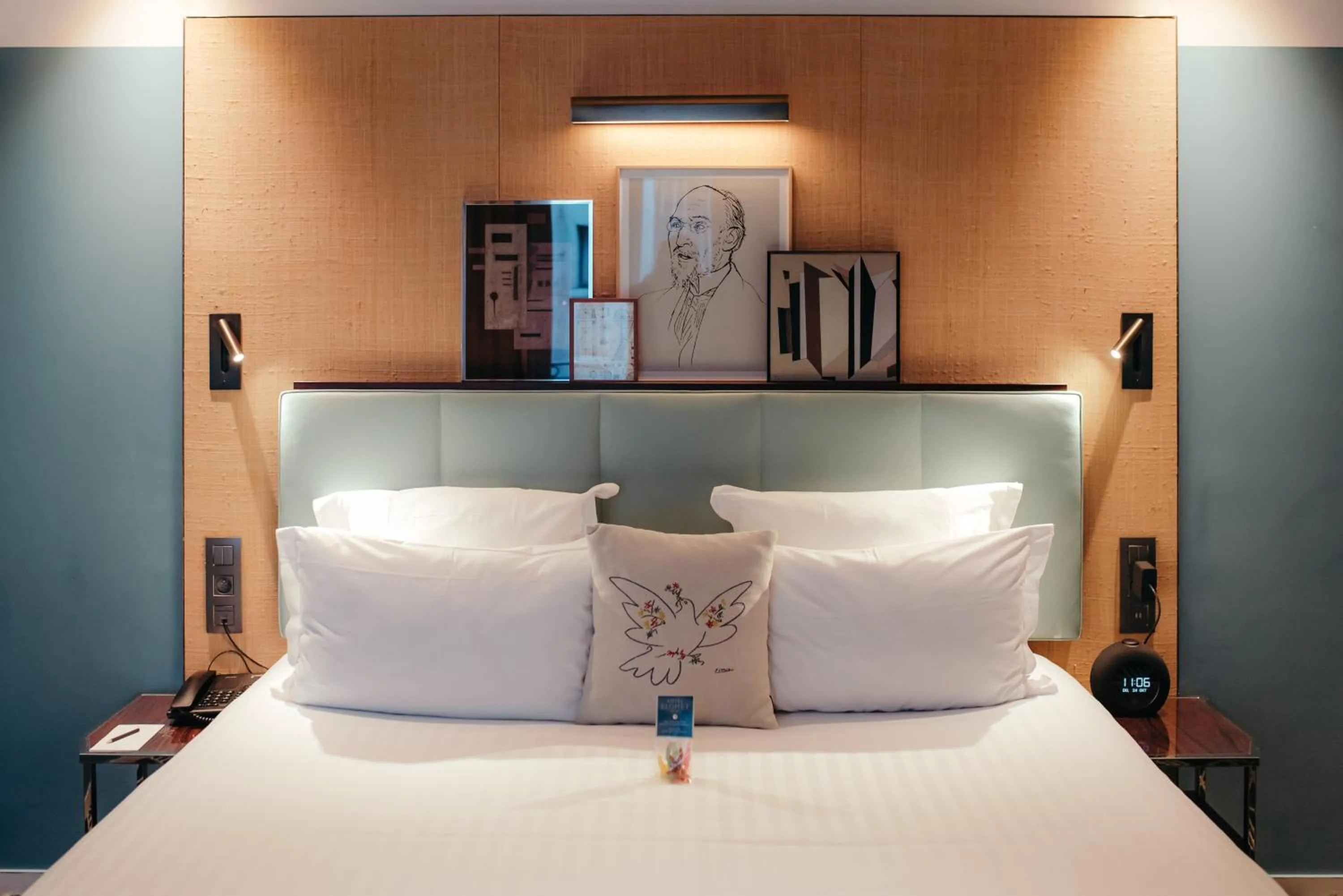 Bed in Hotel Eiffel Blomet