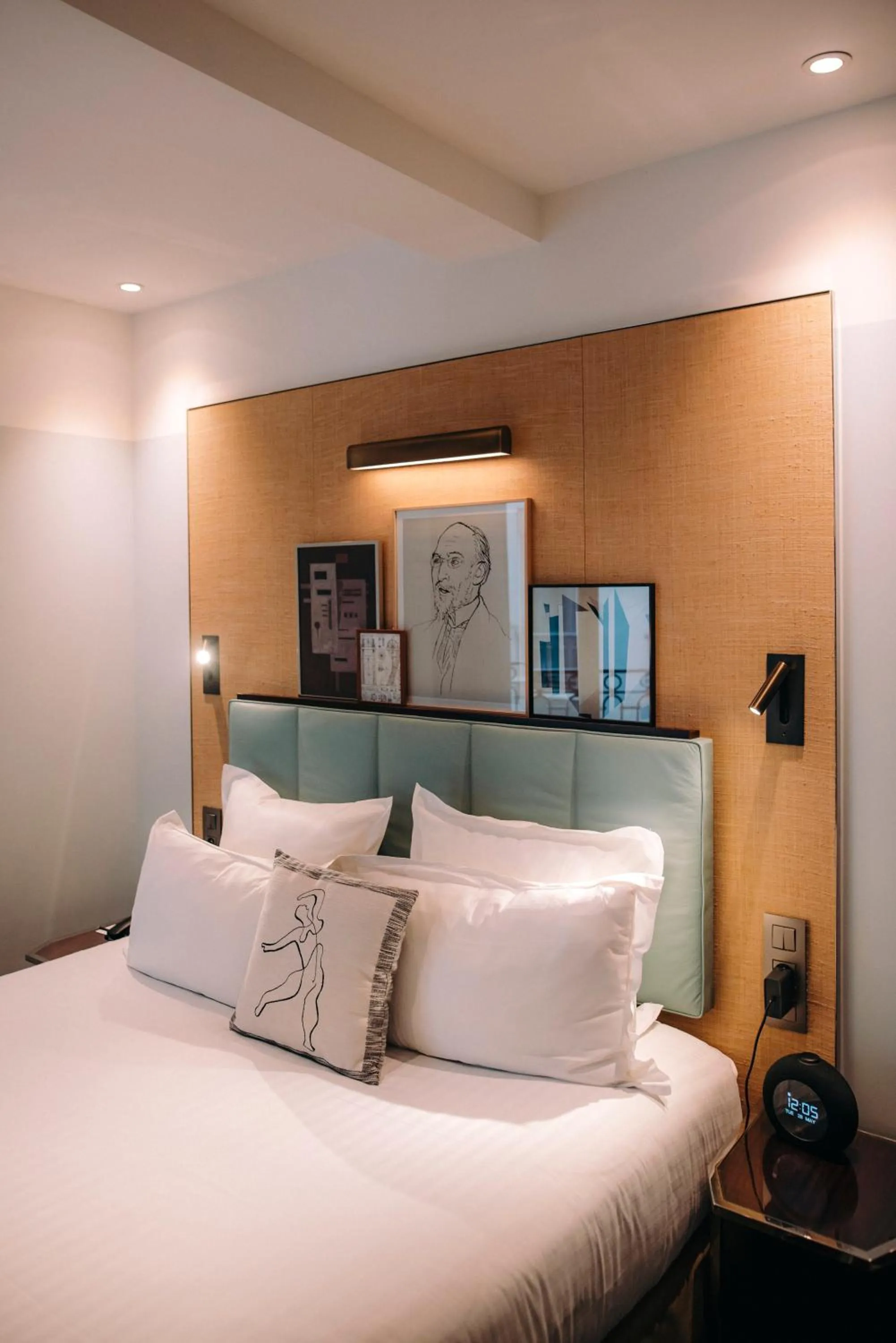 Bed in Hotel Eiffel Blomet