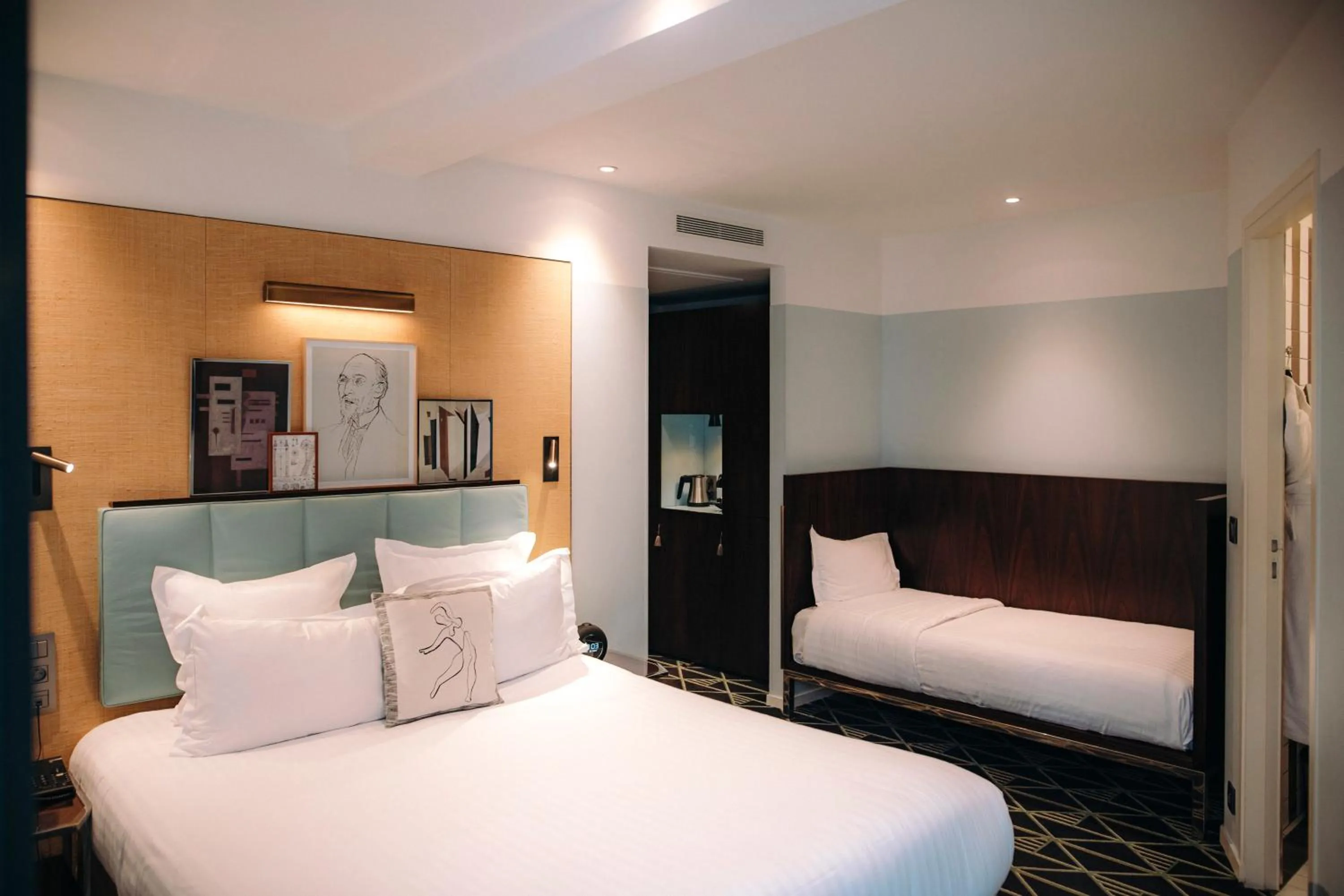 Bed in Hotel Eiffel Blomet