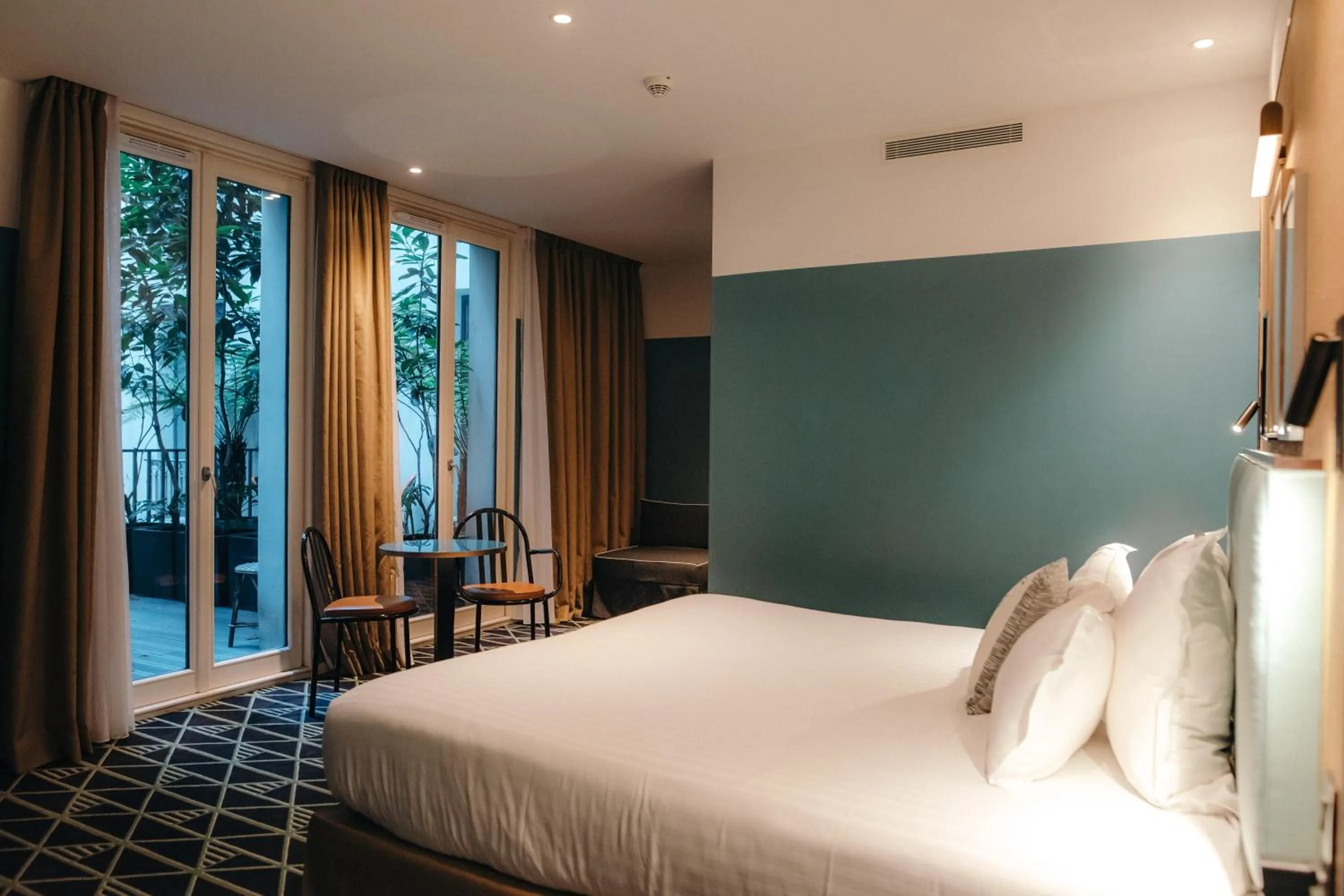 Bed in Hotel Eiffel Blomet