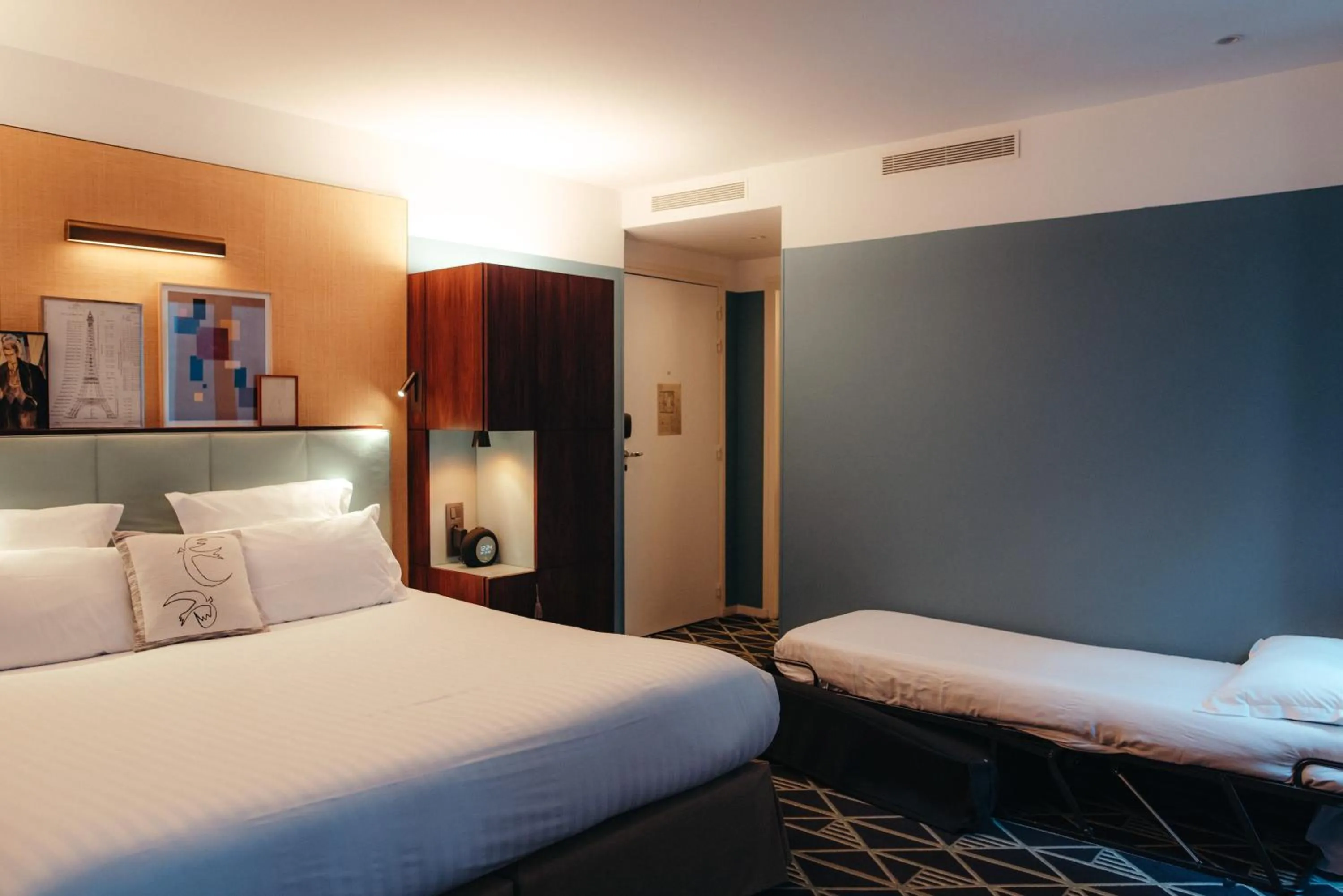 Bed in Hotel Eiffel Blomet