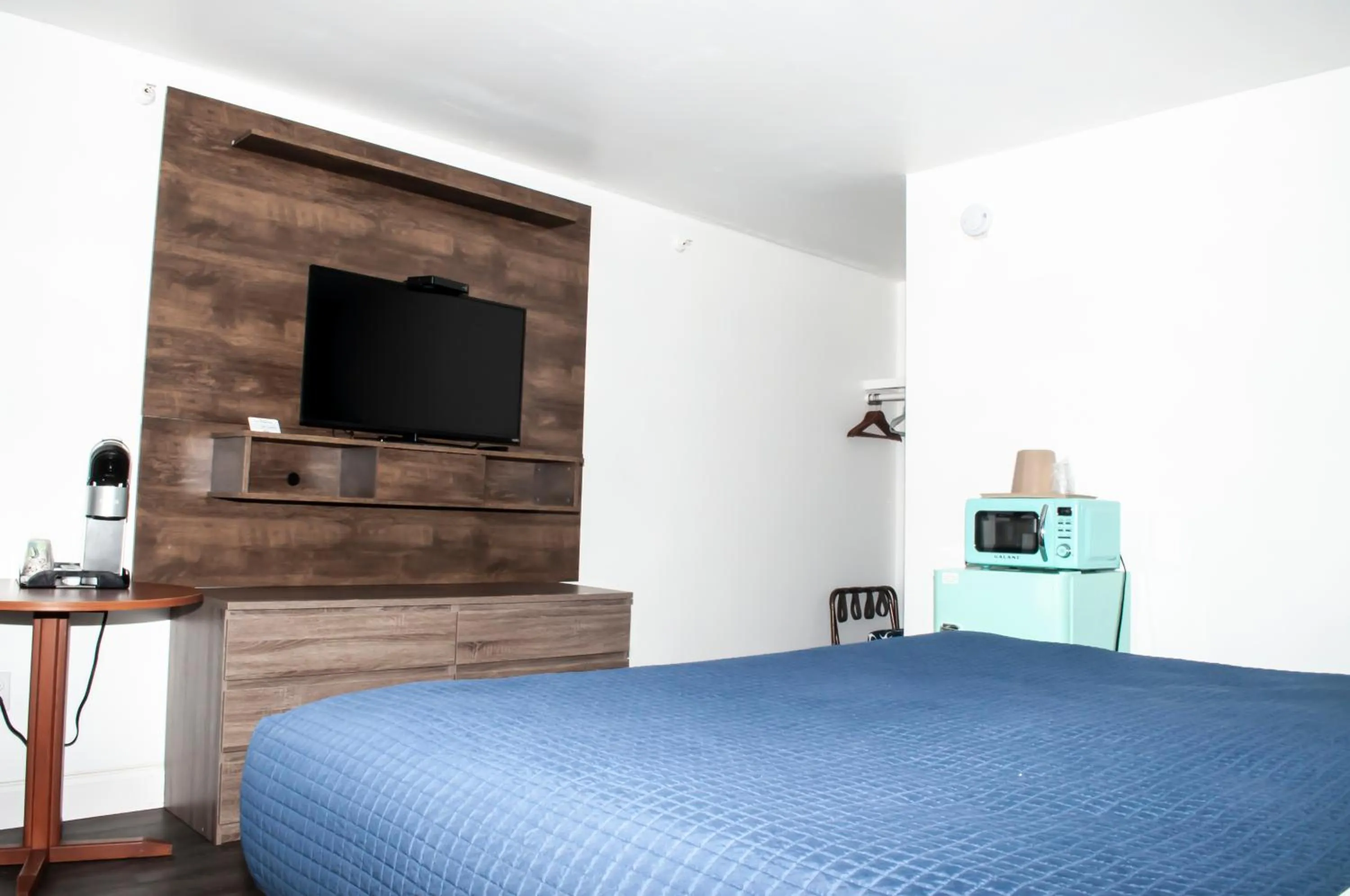 Photo of the whole room, Bed in Flagship Inn