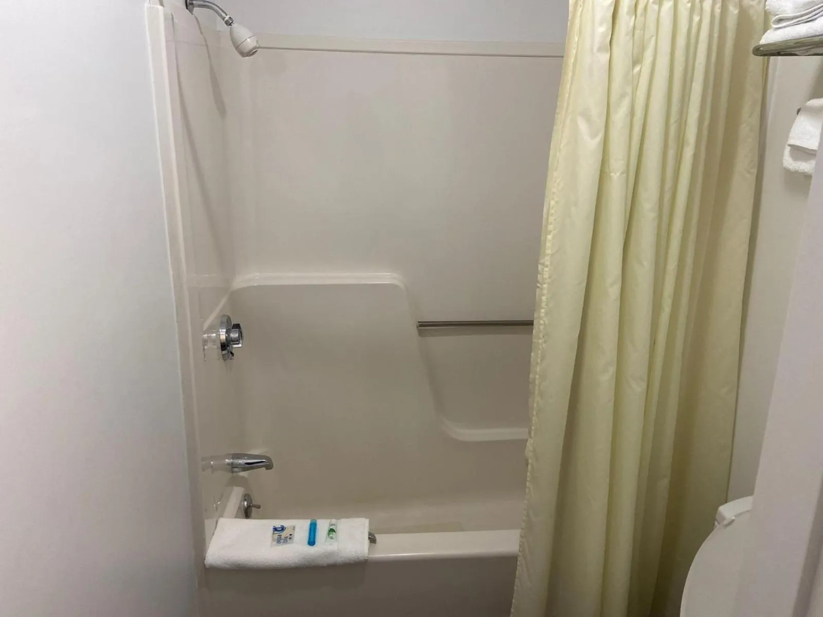 Shower in Flagship Inn