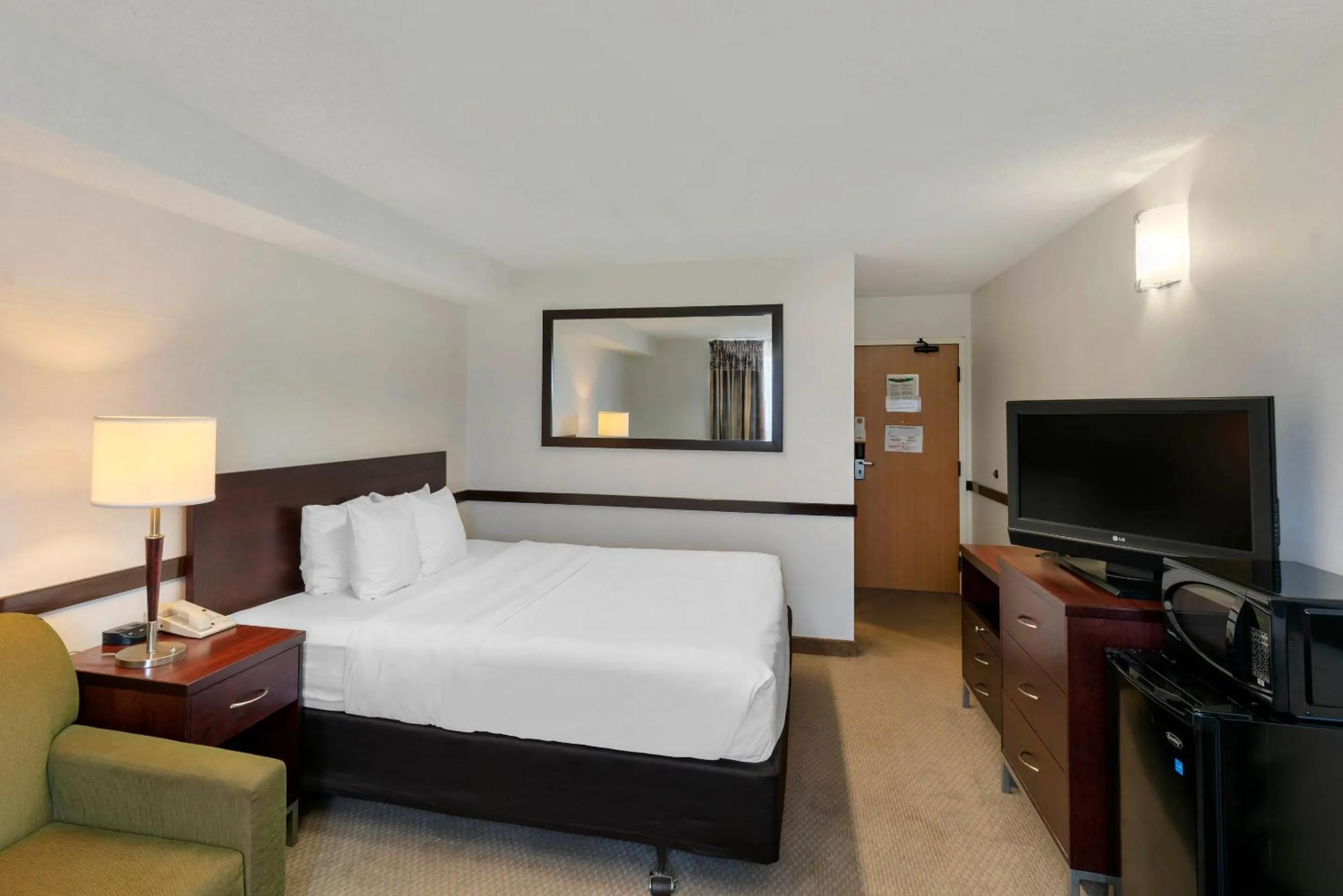 Bedroom, Bed in Quality Inn and Suites Montreal East