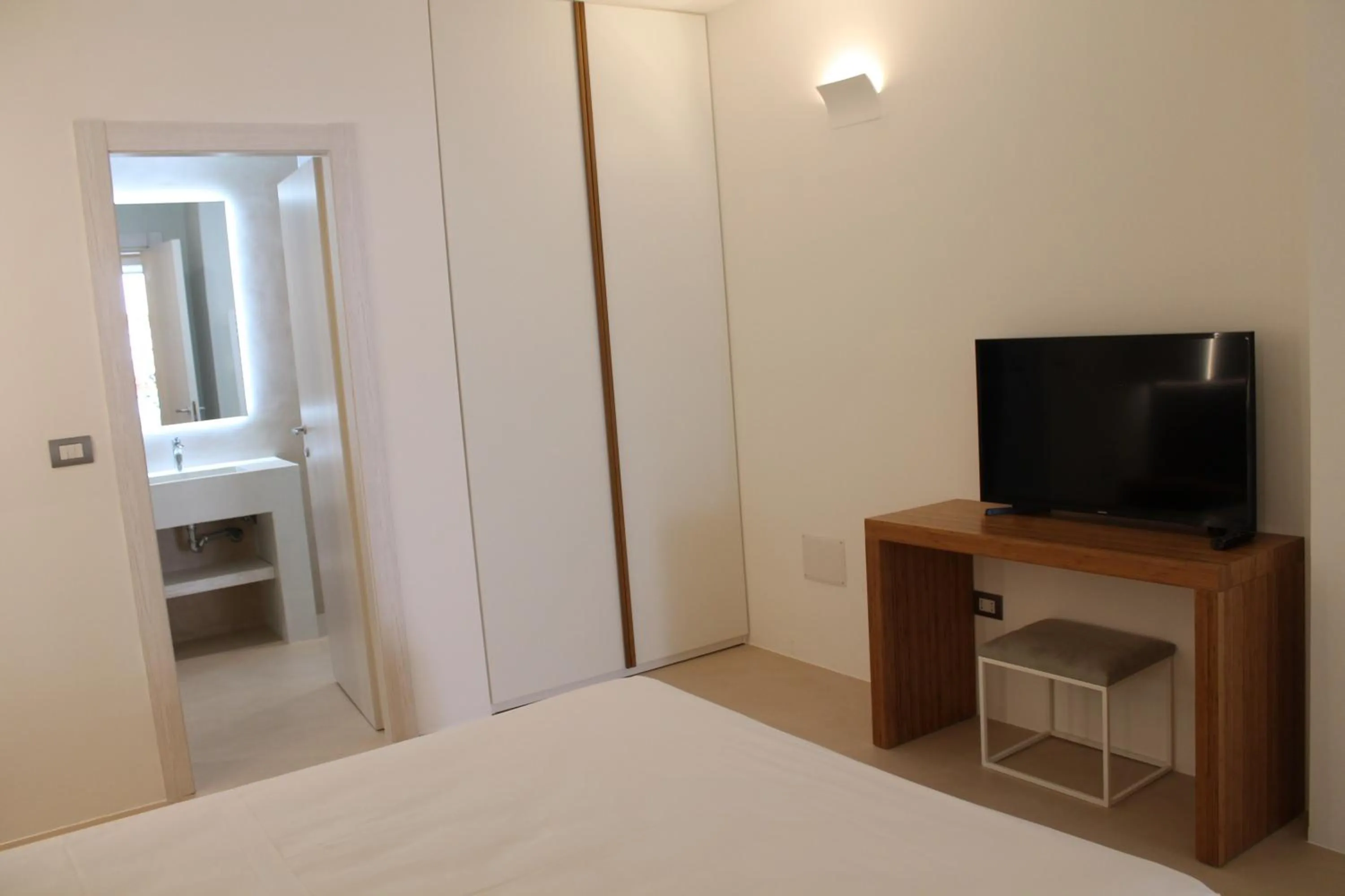 Photo of the whole room, Bed in Seven Suite B&B