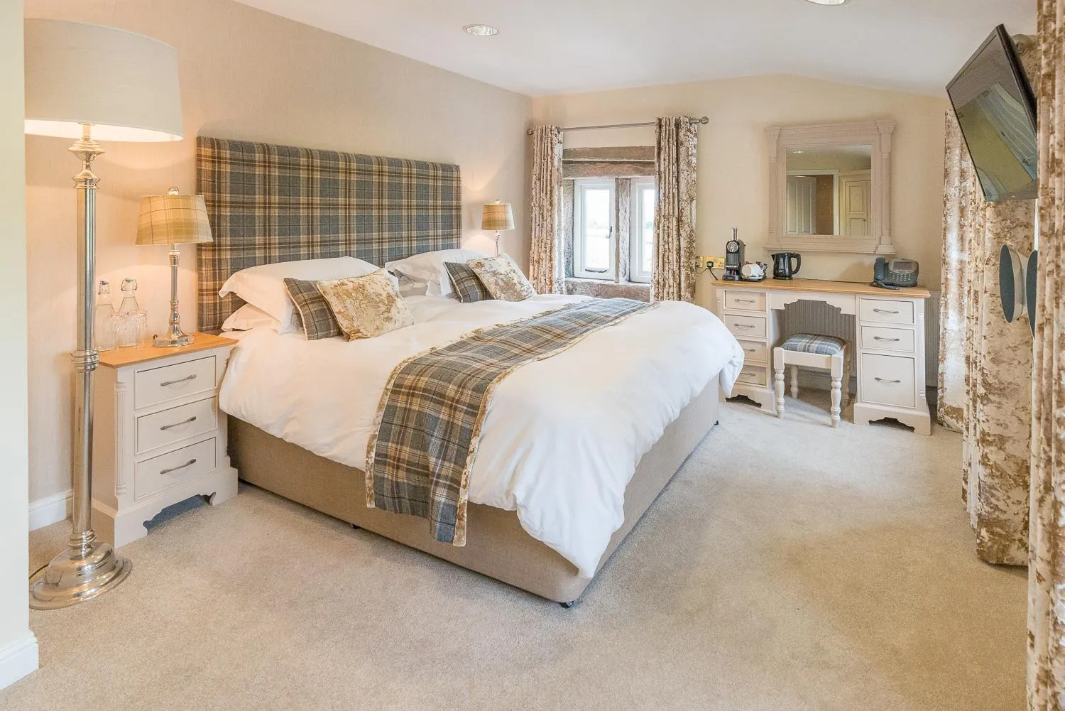 Photo of the whole room, Bed in The Alma Inn