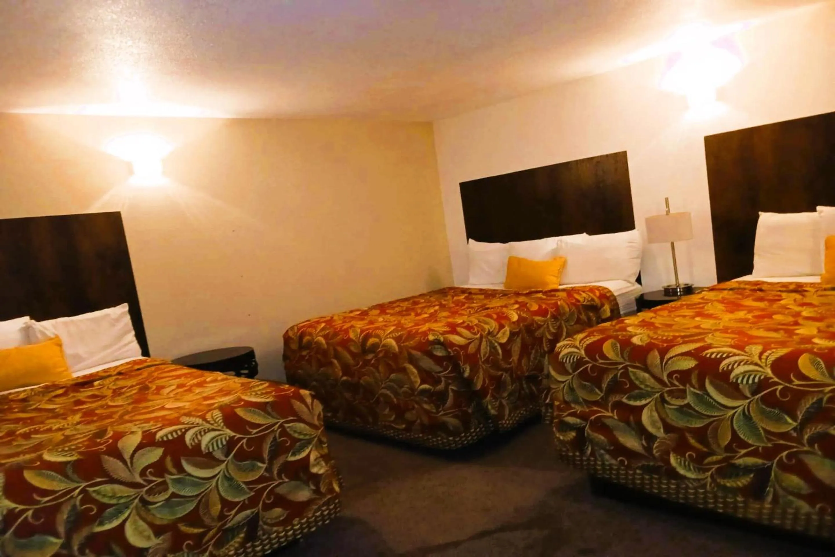 Bedroom, Bed in HomeTown Inn By OYO Lakin, KS