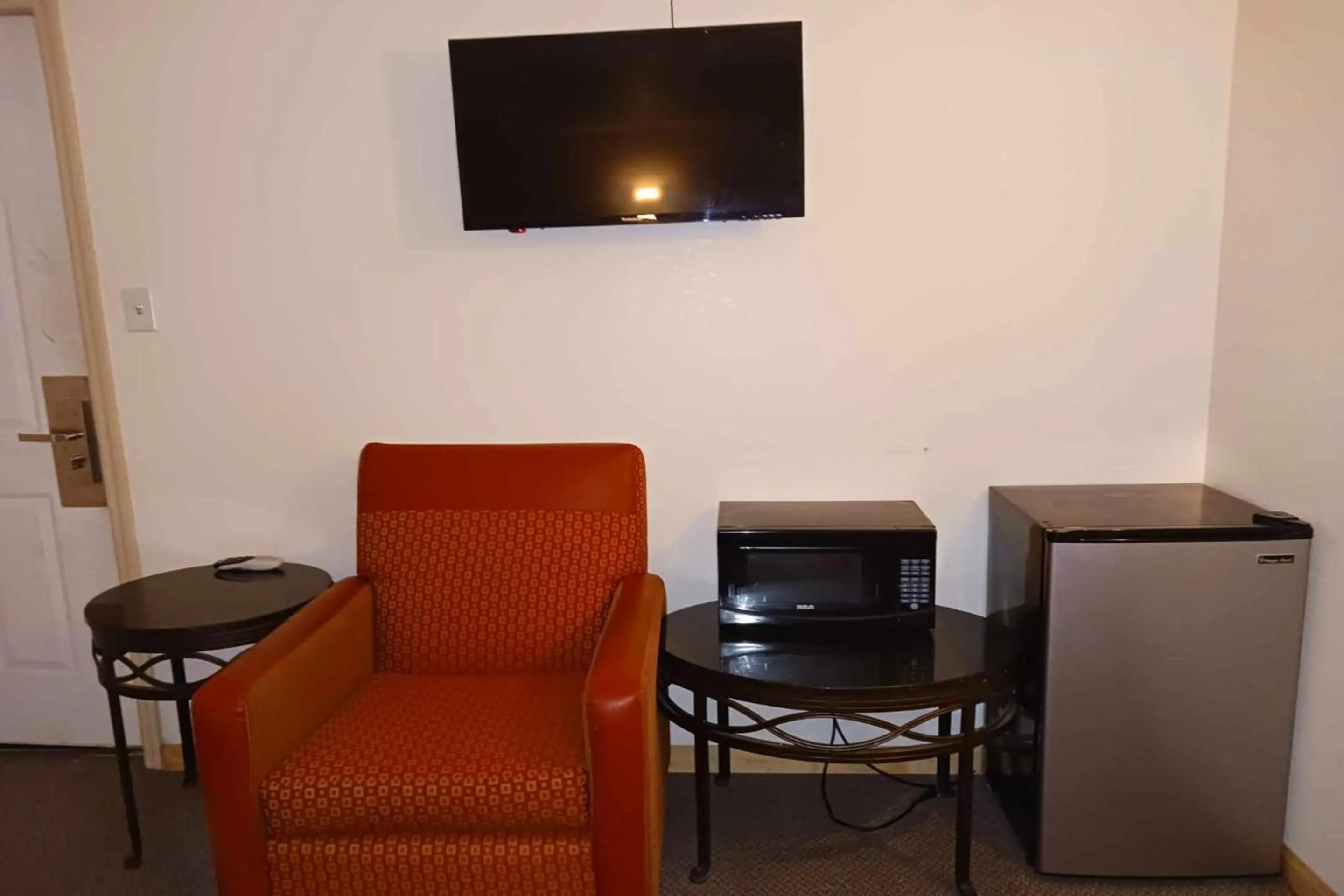 Bedroom in HomeTown Inn By OYO Lakin, KS