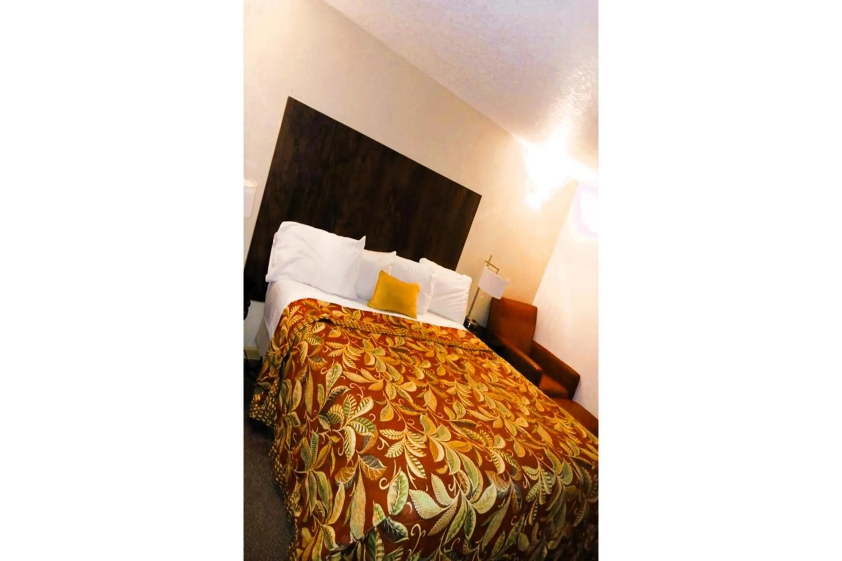 Bedroom, Bed in HomeTown Inn By OYO Lakin, KS