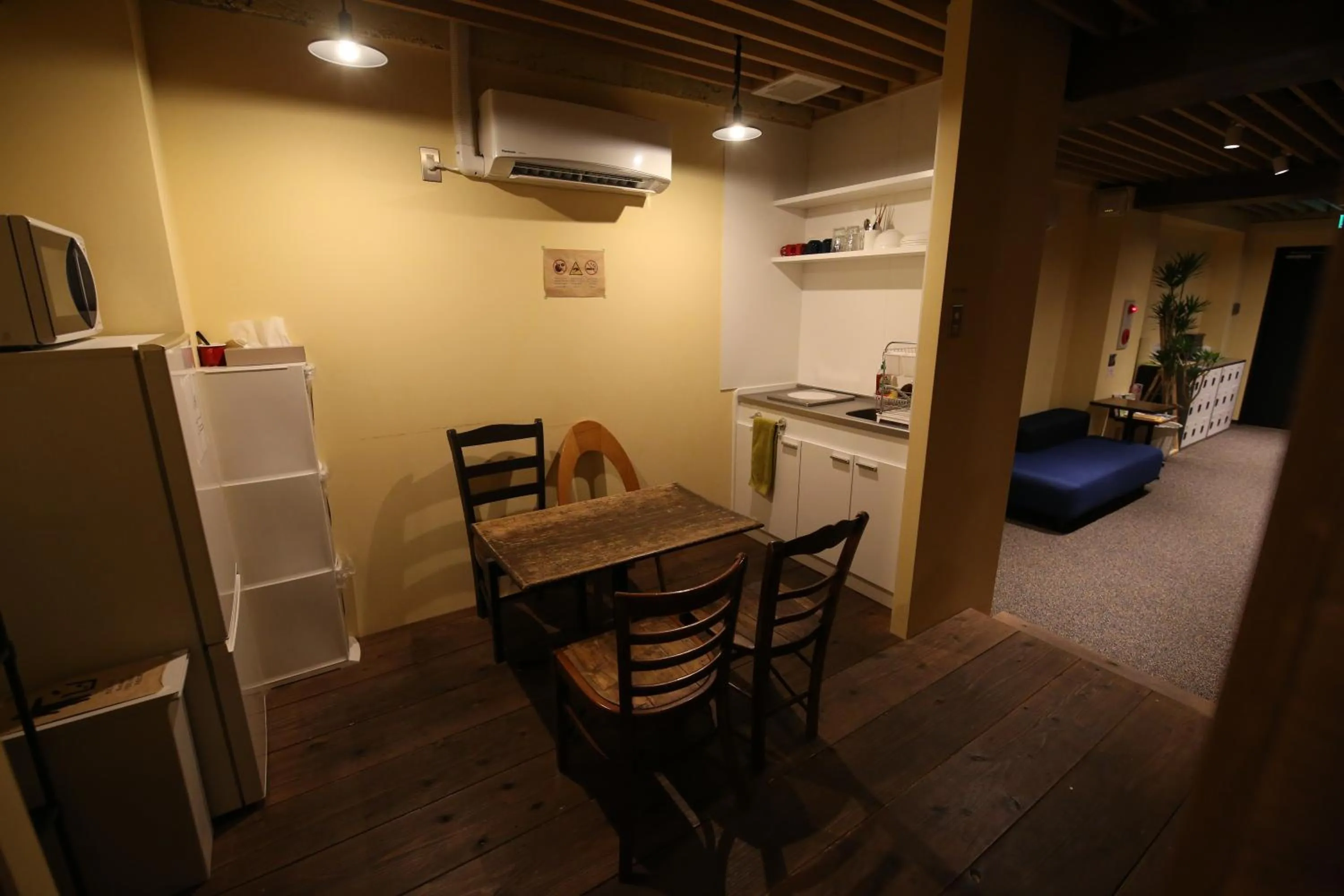 Communal kitchen in Hibari House Guest house